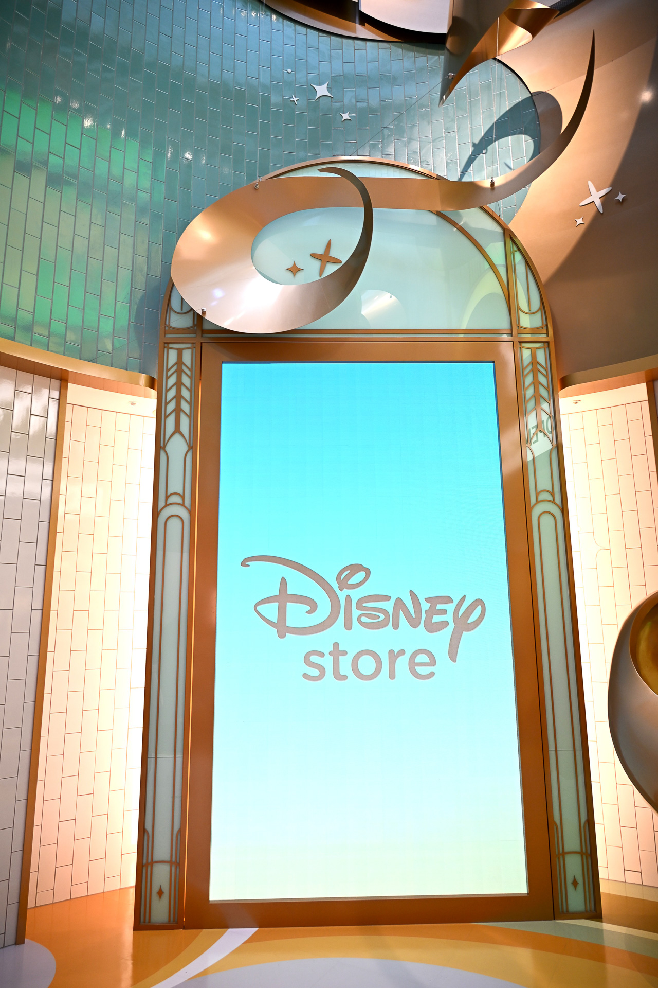 側面はデジタルサイネージで映像が流れる