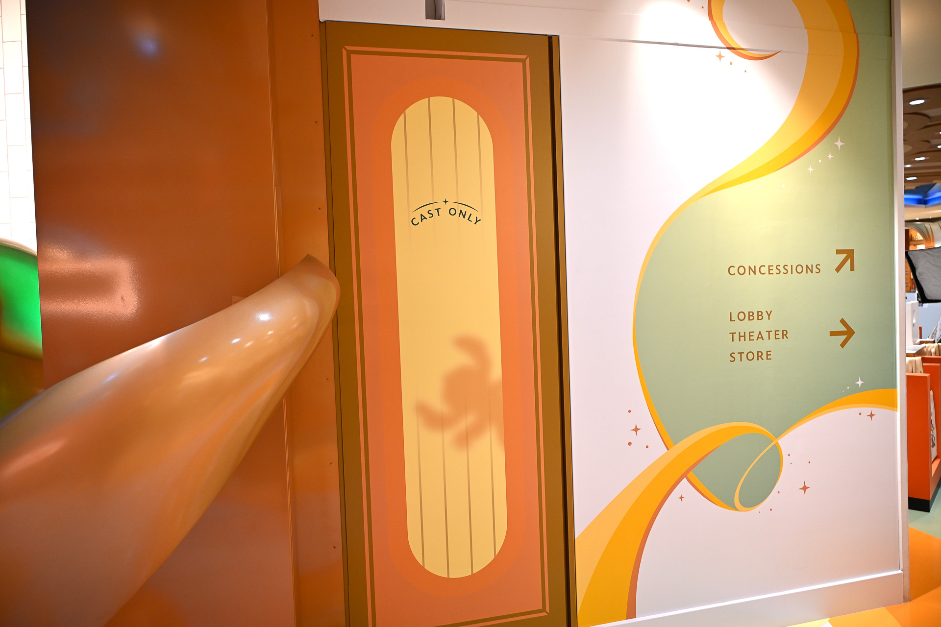 フロアの案内の横には、スティッチのシルエットも