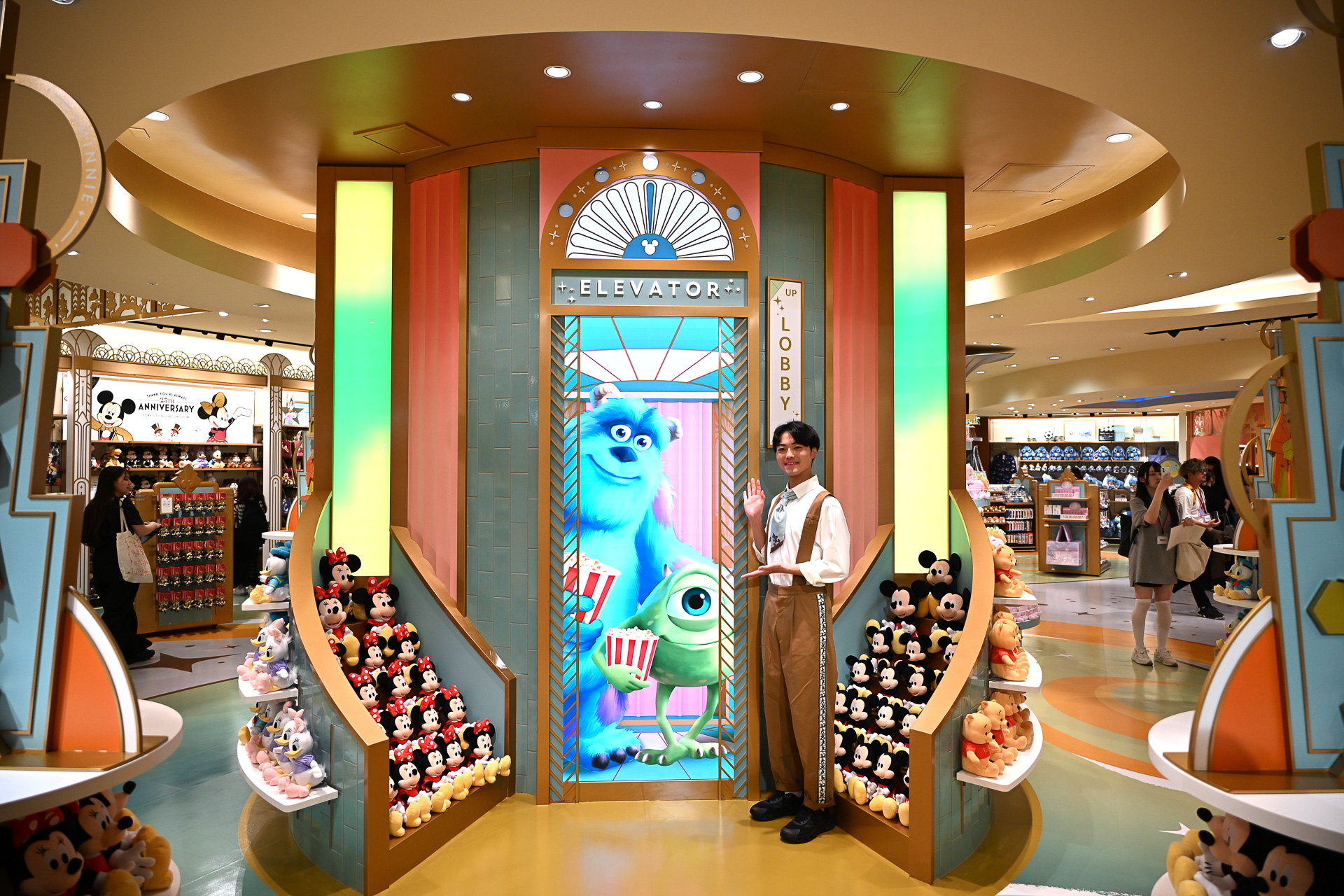 中央には、デジタル・エレベーターを新たに追加