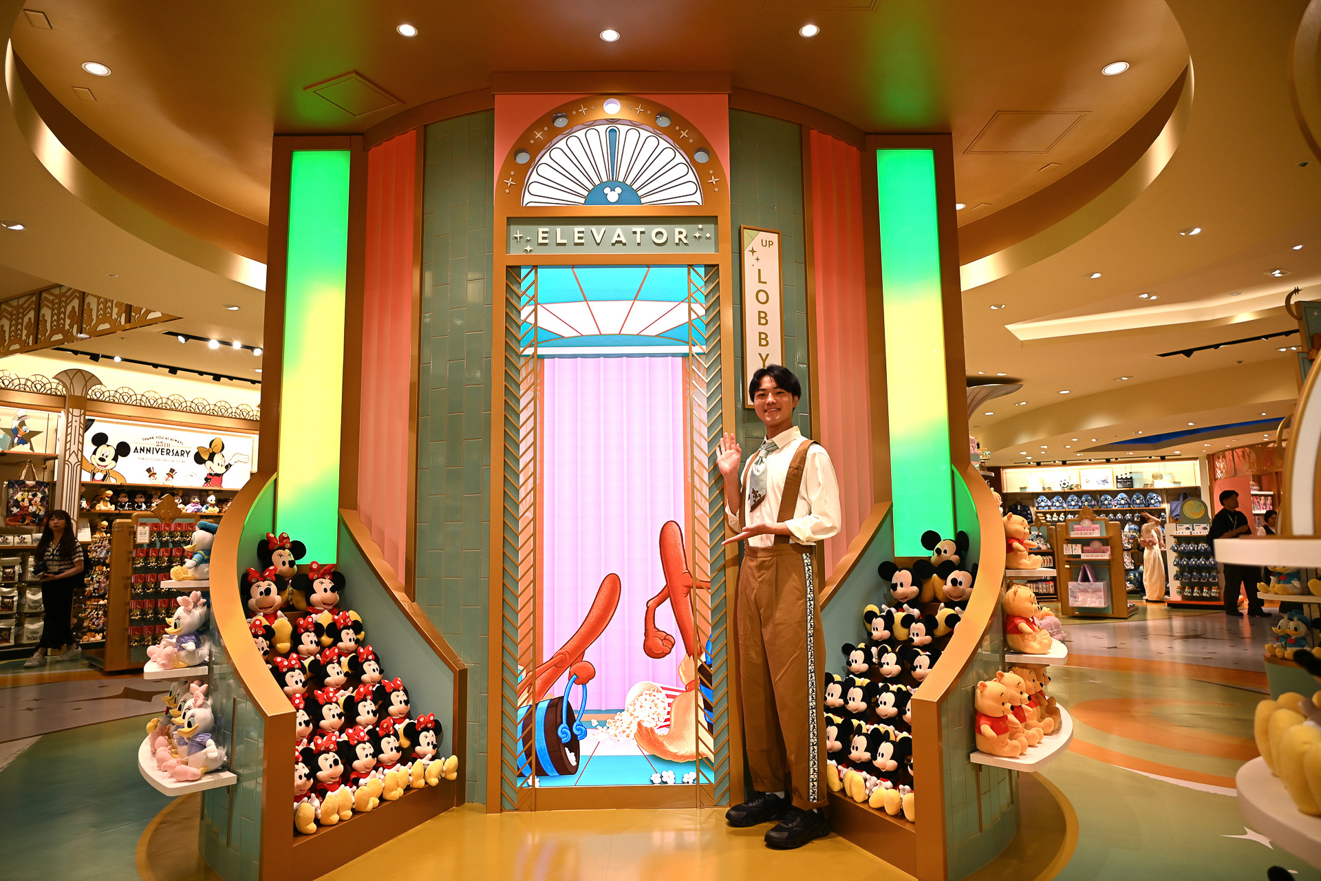 サイドのボタンで上行き・下行きと買い物に訪れたゲストが方向を指示できるギミック付き