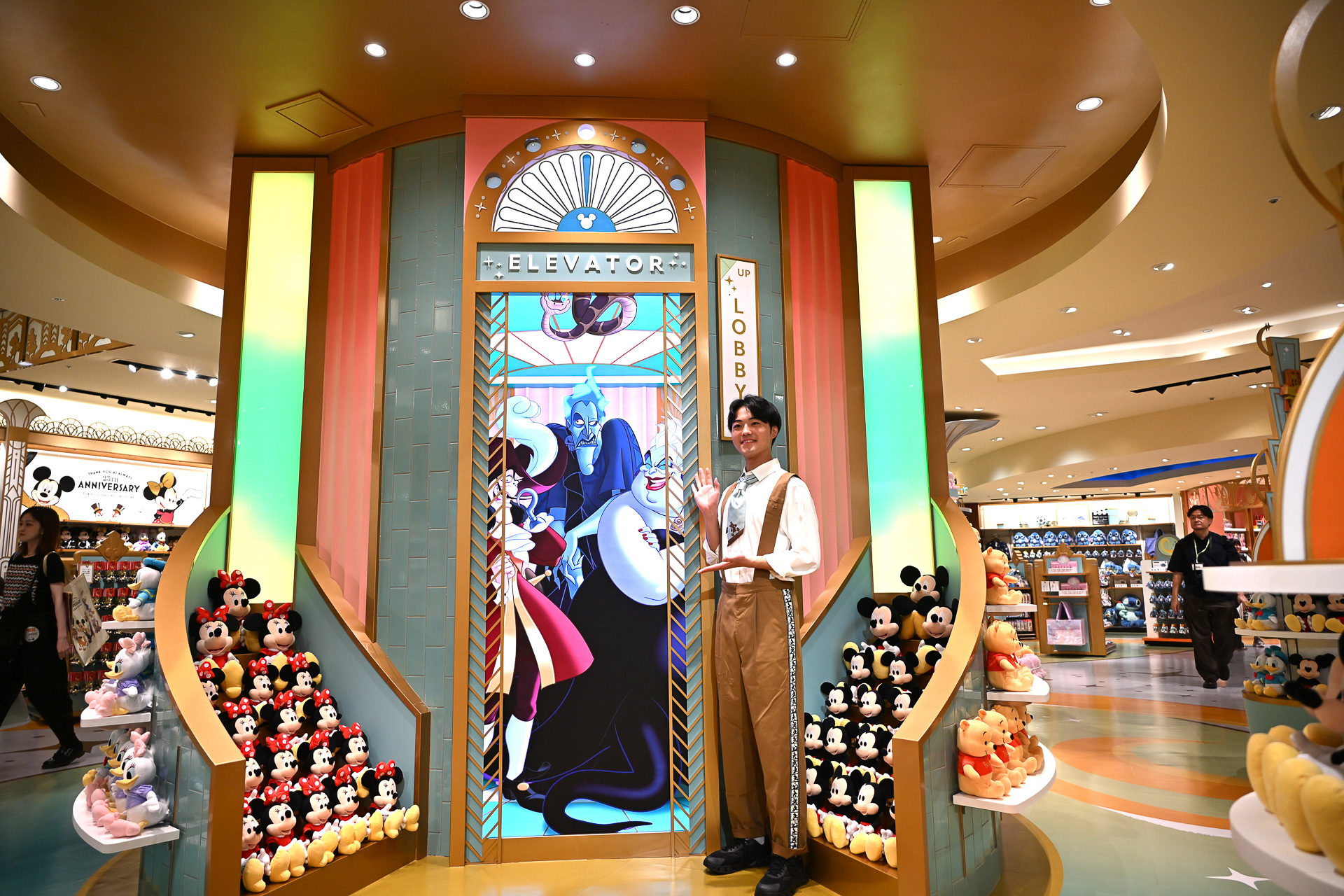 ボタンを押すと、扉が開きキャラクターたちのアニメーション6種も楽しめる仕様だ