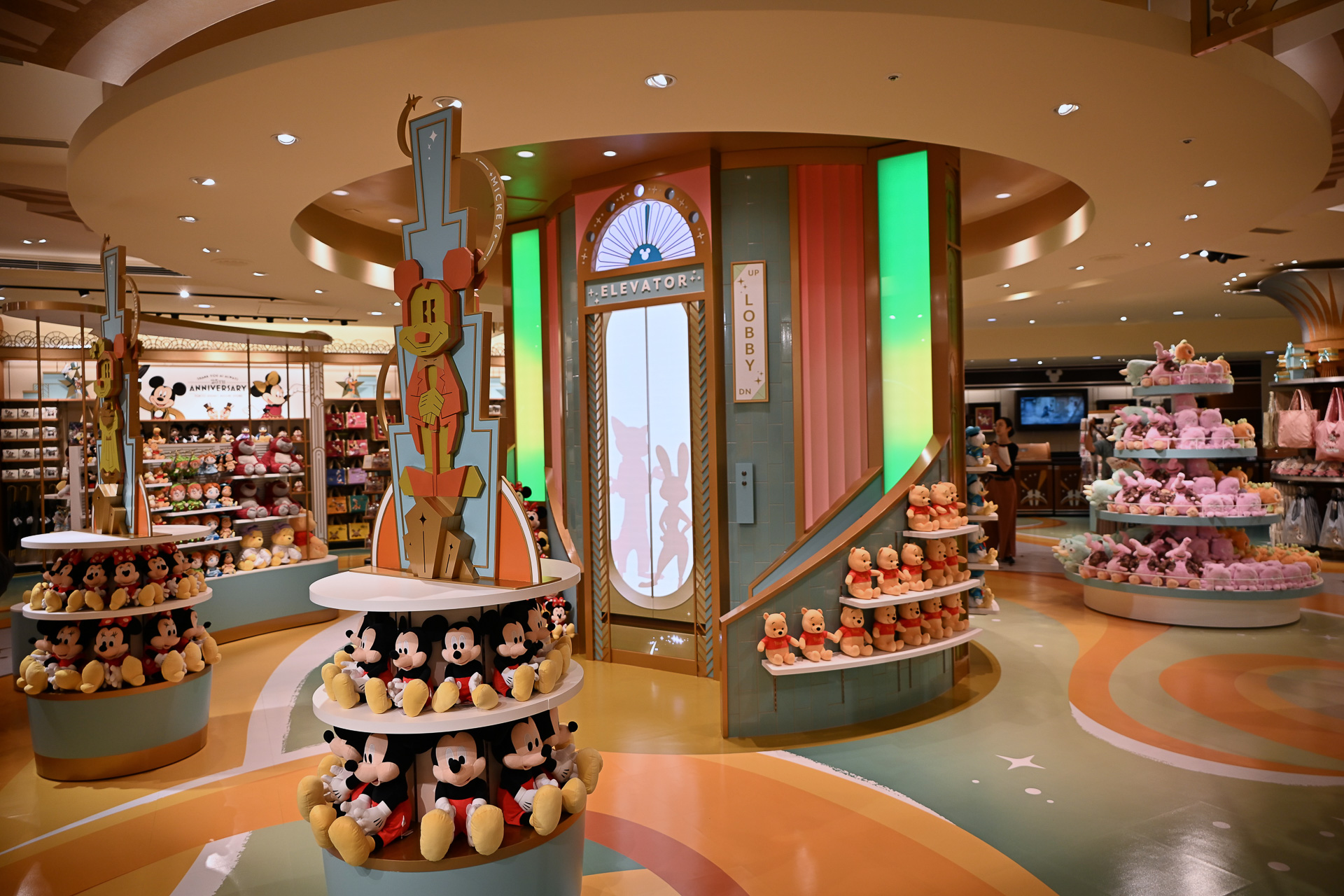 ボタンを押さないと……、ぜひ店舗にて確かめてほしい（シルエットは全5種類）