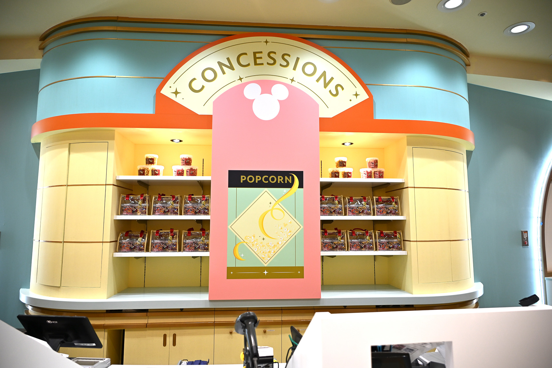 店内にはほかにもレジがポップコーン売り場に立っていたり