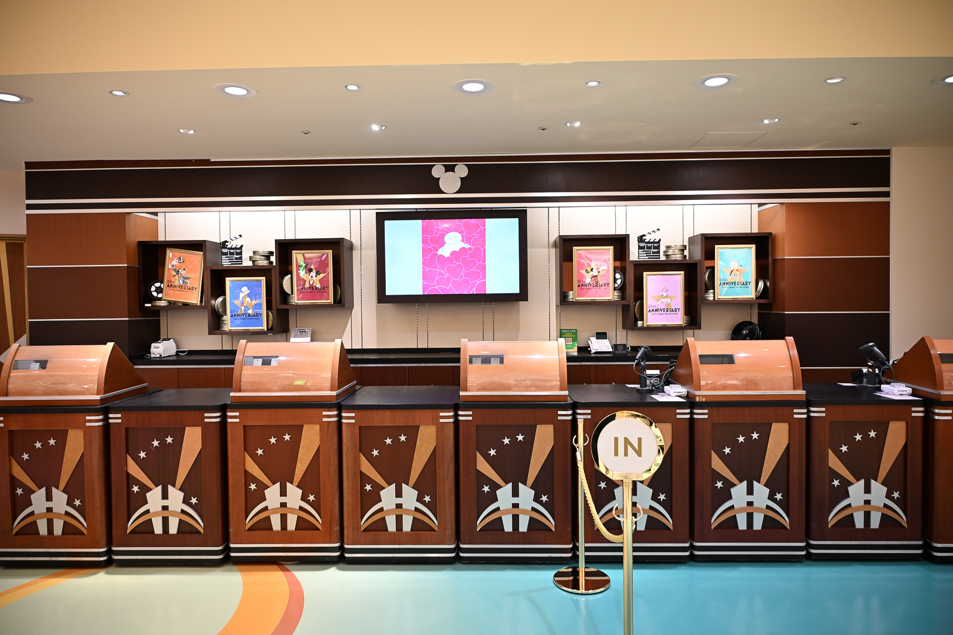 フロア案内によると奥はストアのようだ