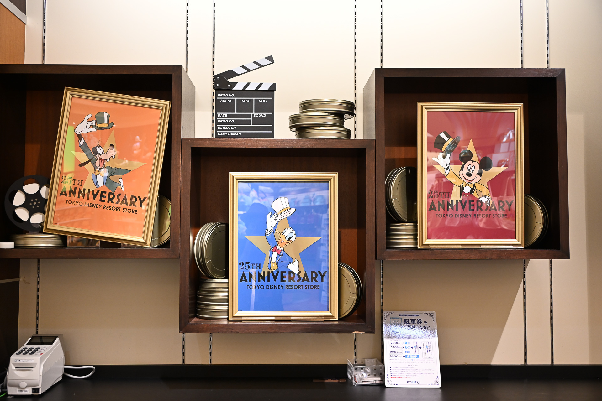 壁にはムービースターたちが飾られている