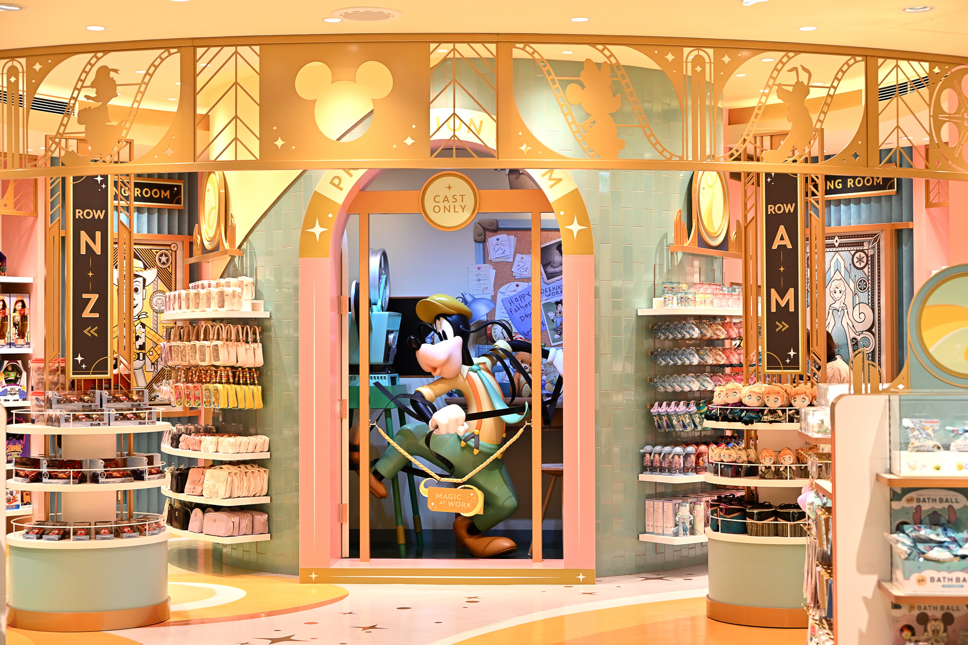 新たに増設したエリアには映写室を設置