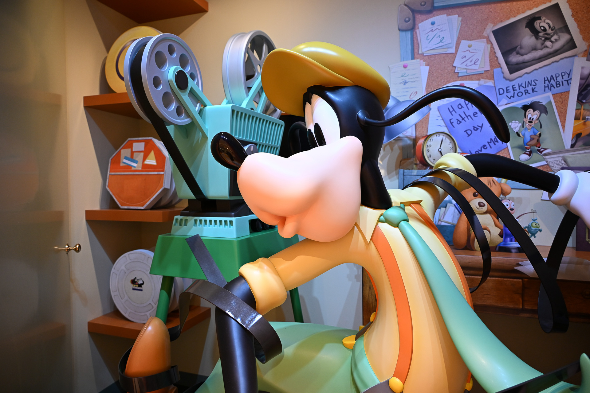 左奥にはウォルト・ディズニーのフィルム缶も