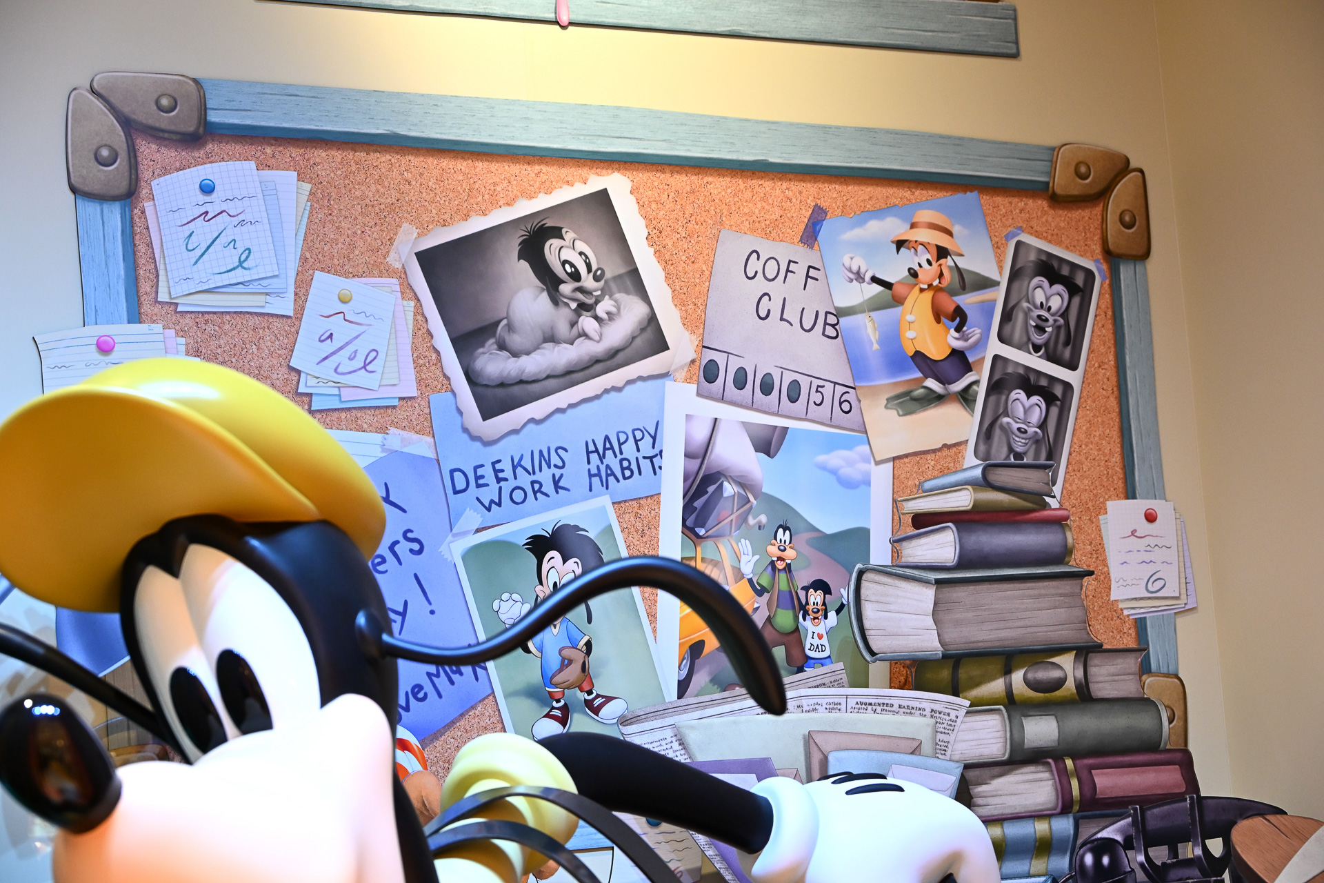 右側にはグーフィーの愛する息子のマックスの成長記録をデコレーション