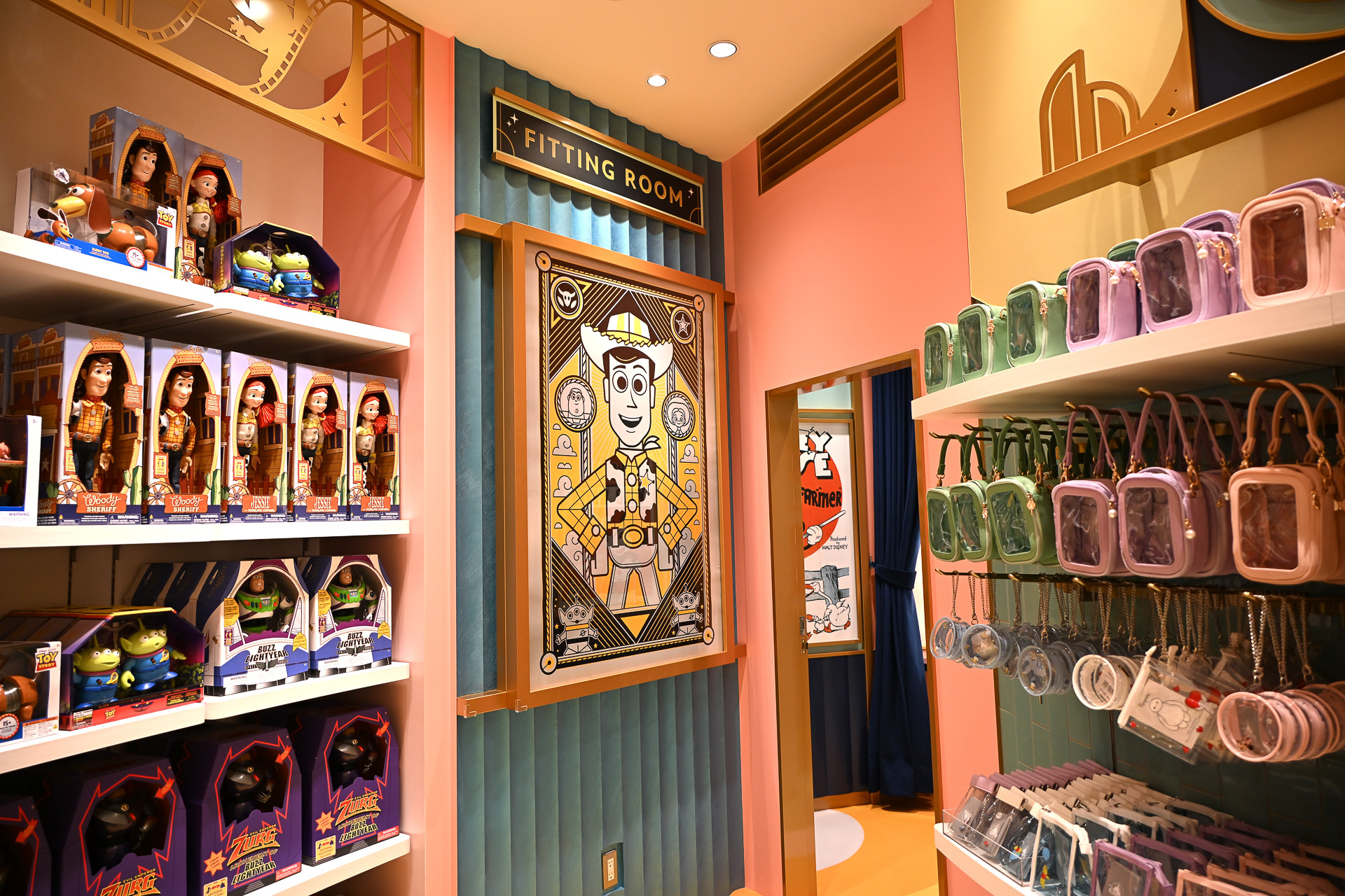 映写室の奥には、フィッティングルームを配置