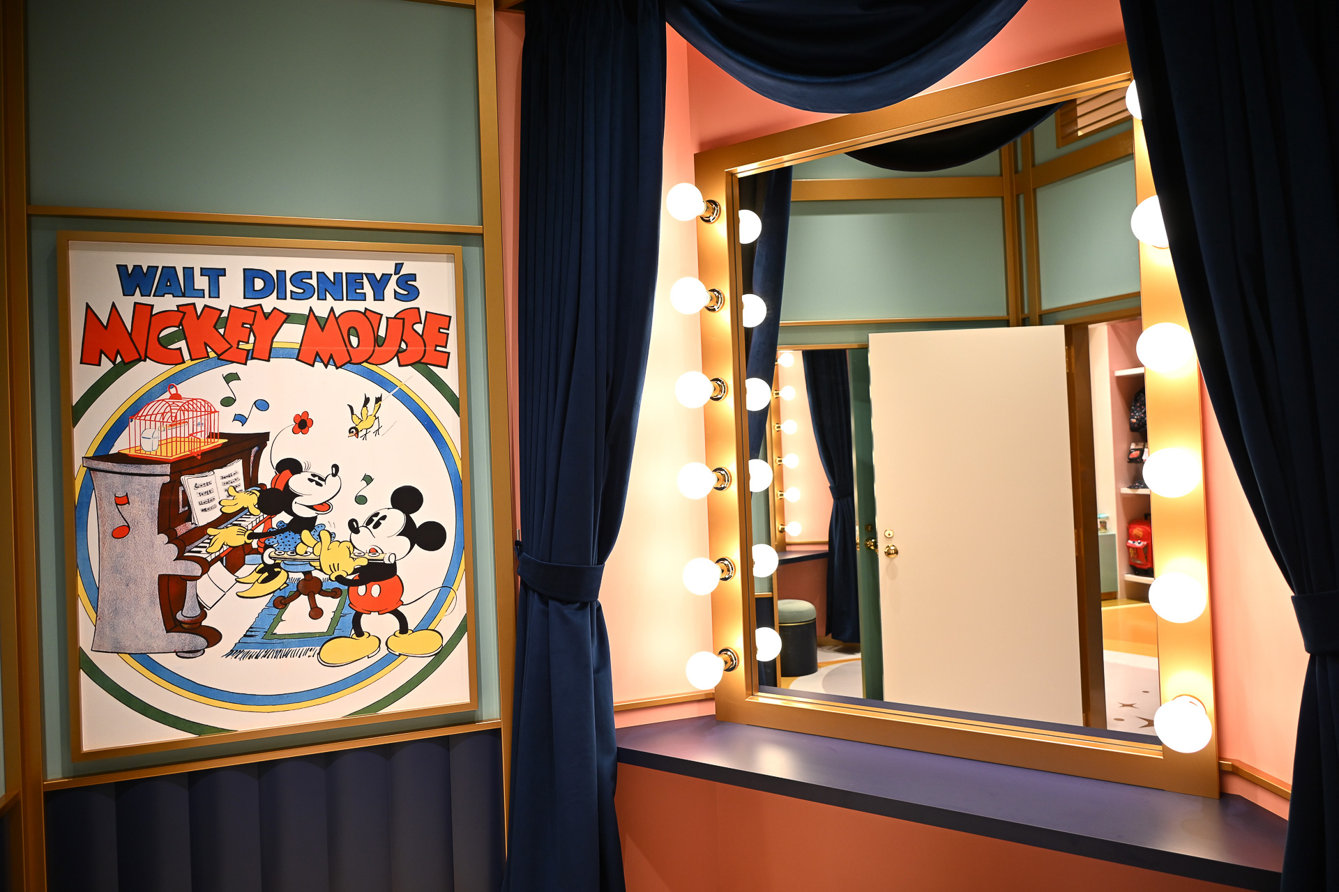 優ミラーがあり、今から舞台に向かうような気分になれる