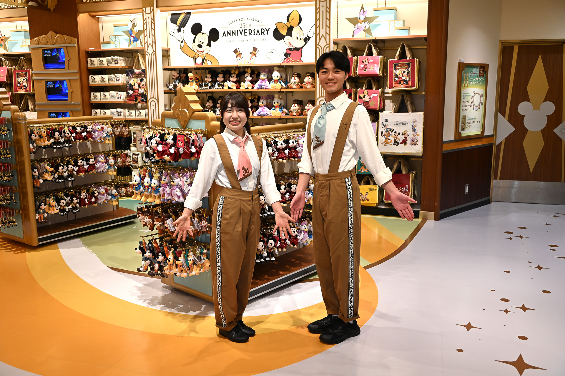 キャストコスチュームもリニューアル！　新たな店内にマッチする色合いになっている