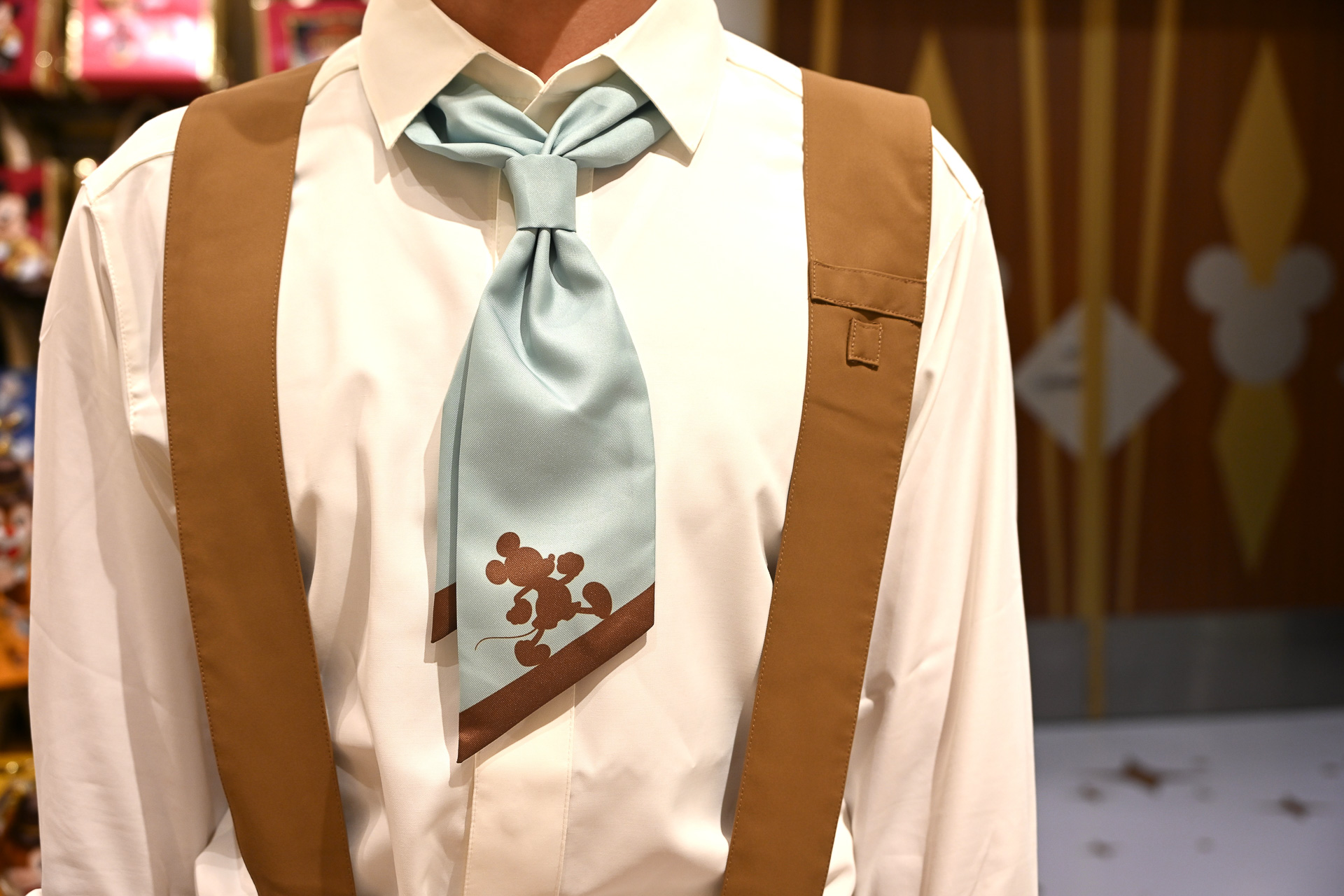 ネクタイは2カラー。チョコレートのようなカラーだ