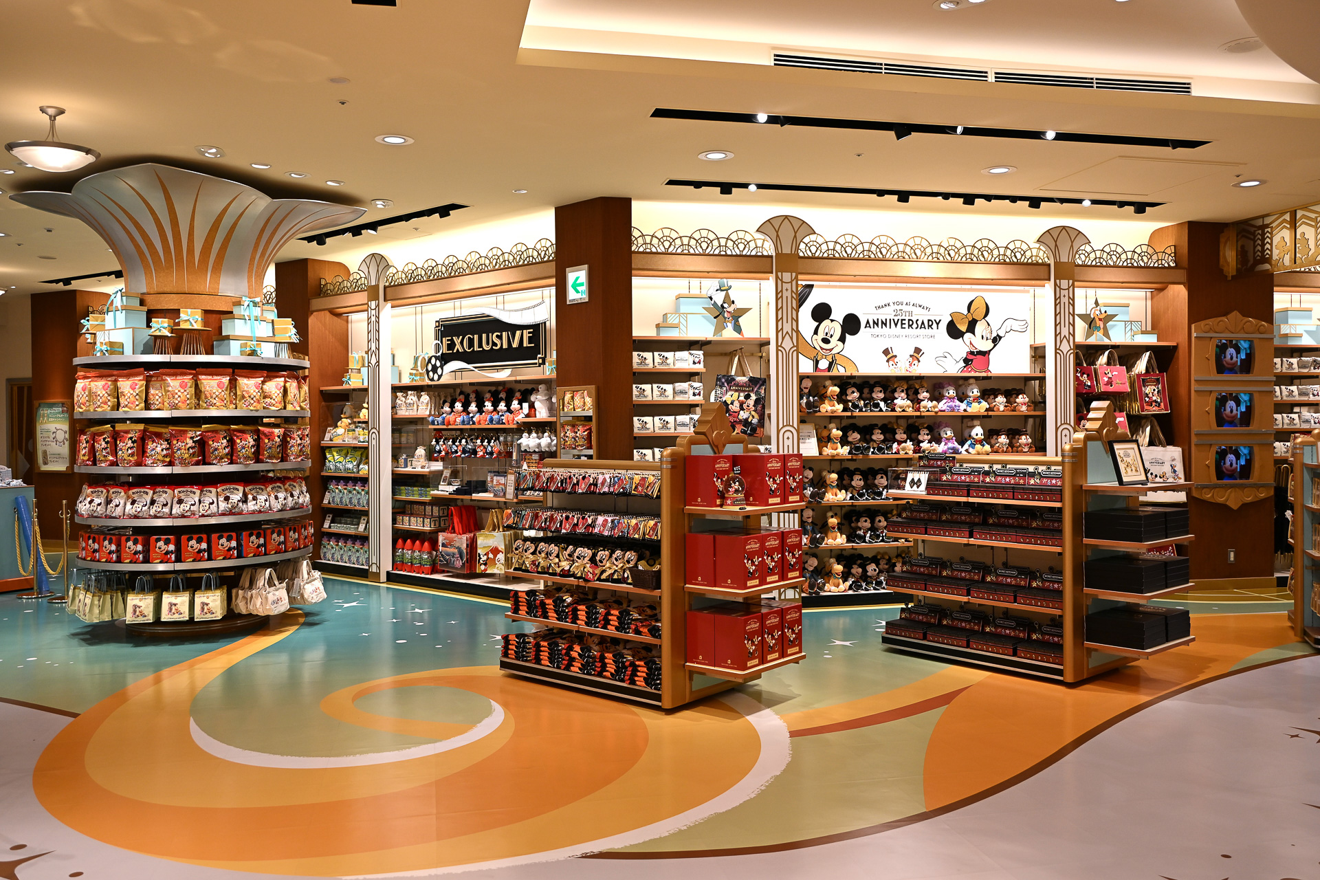 リニューアルした店内には25周年アイテムをはじめ新作がたっぷり