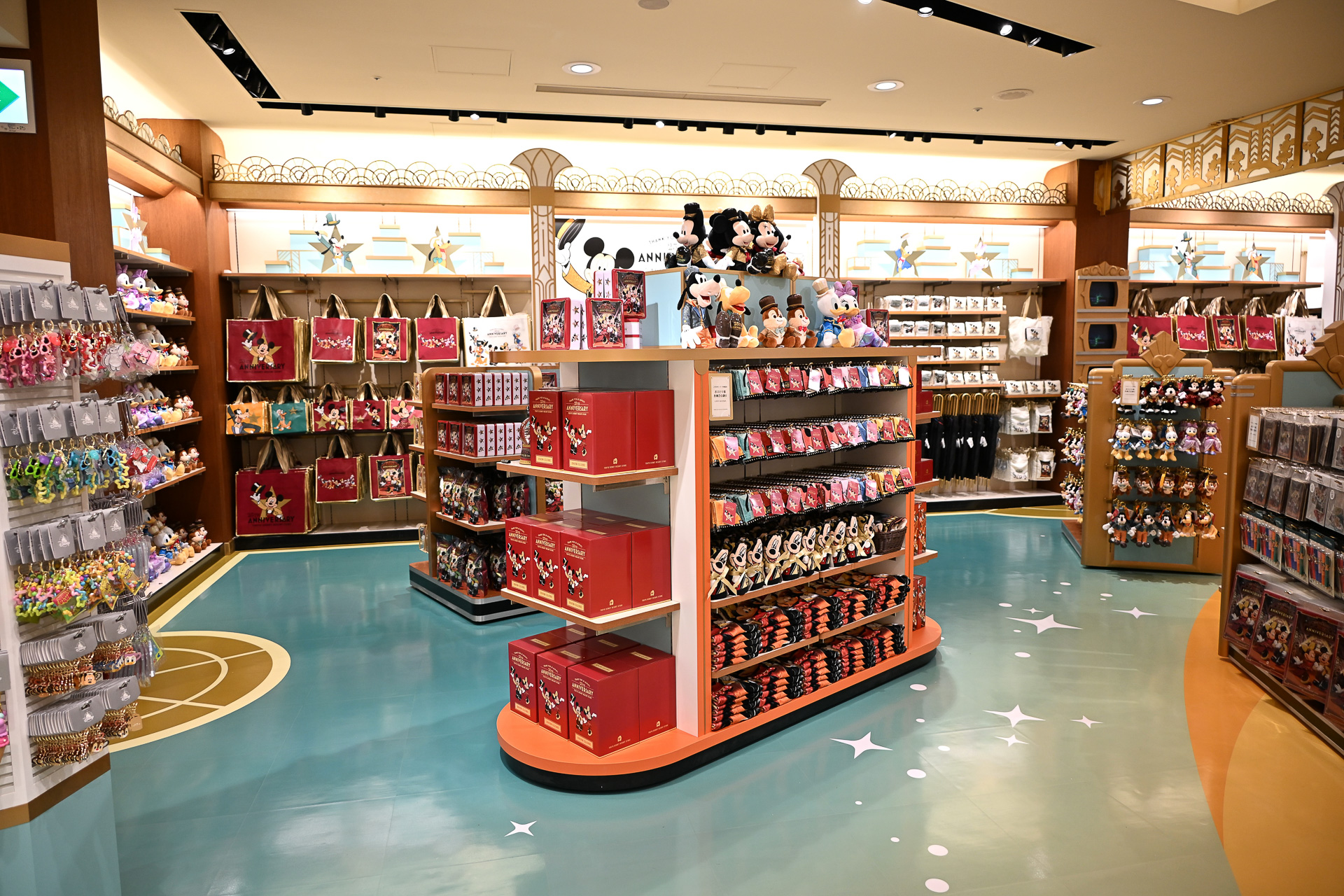 リニューアルした店内には25周年アイテムをはじめ新作がたっぷり