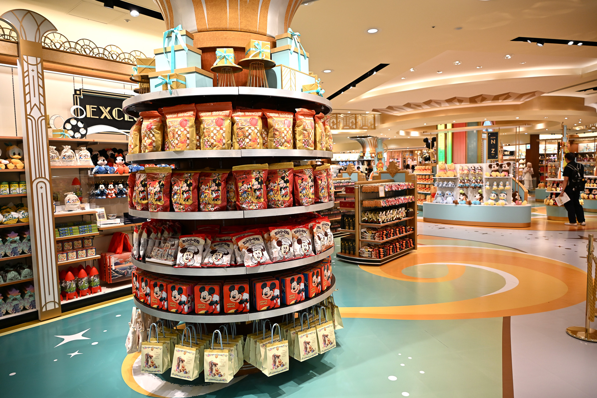 リニューアルした店内には25周年アイテムをはじめ新作がたっぷり