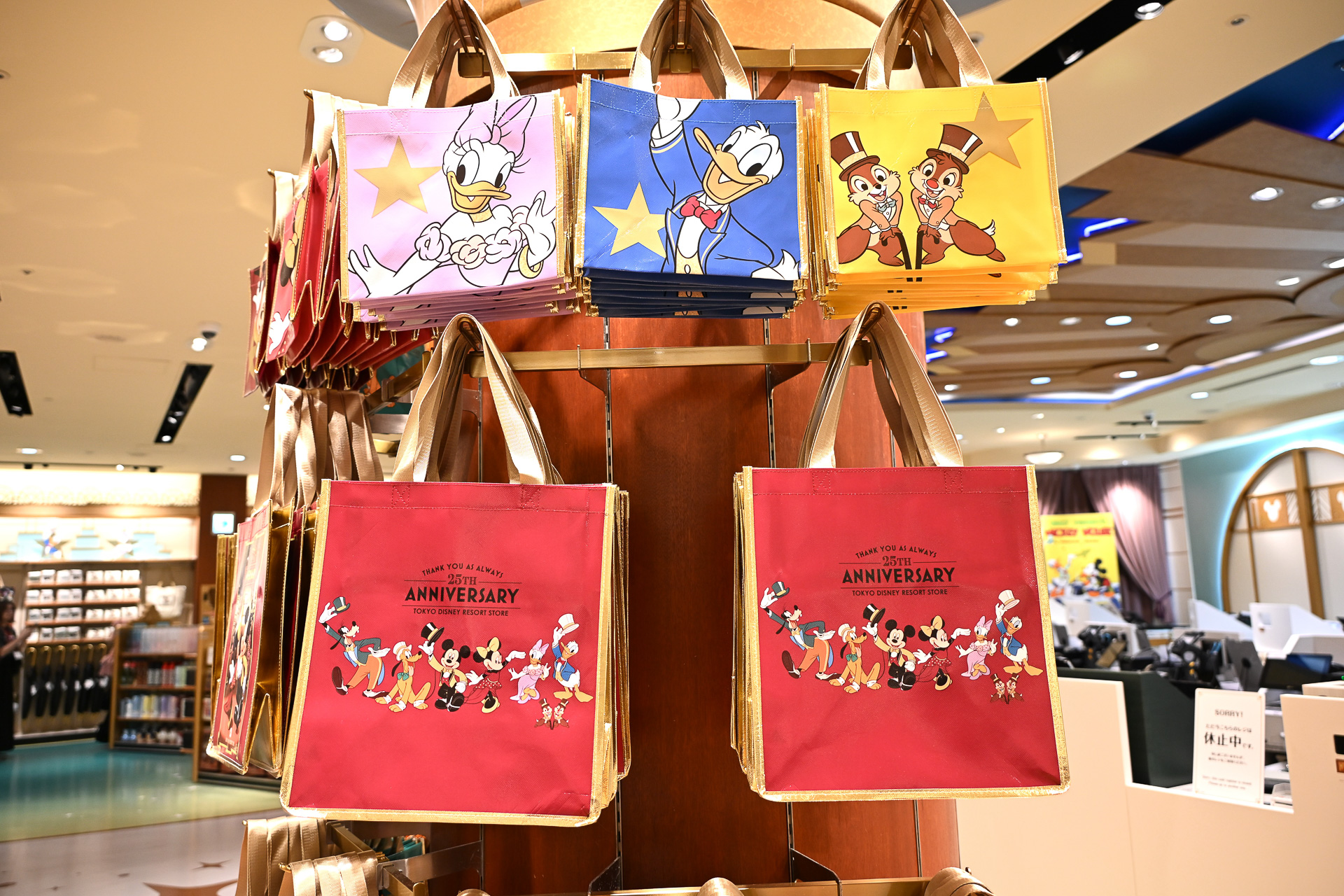 「ショッピング・エコバッグ」（各700円）ほか、店舗限定のショッパーも豊富