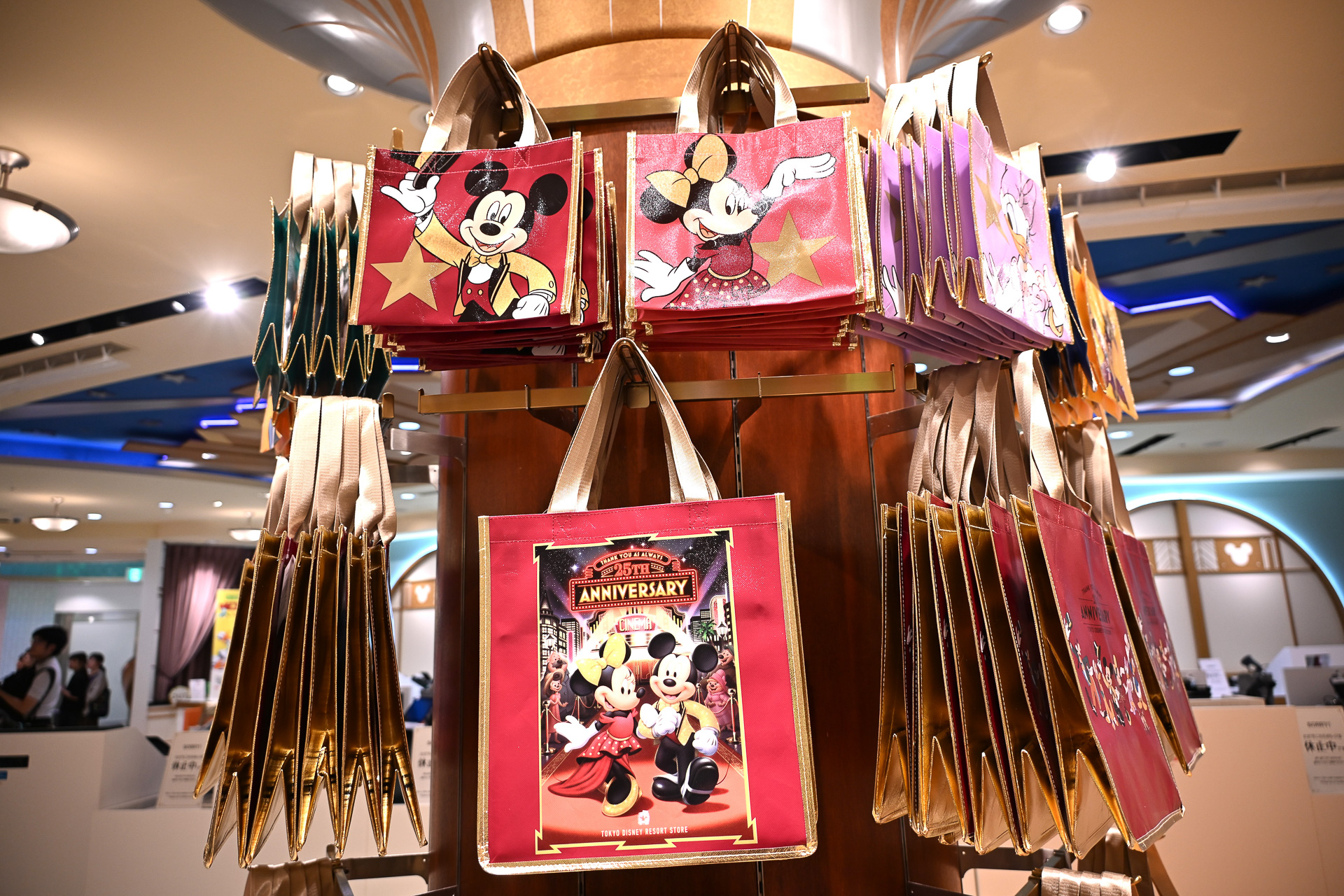 「ショッピング・エコバッグ」（各700円）ほか、店舗限定のショッパーも豊富