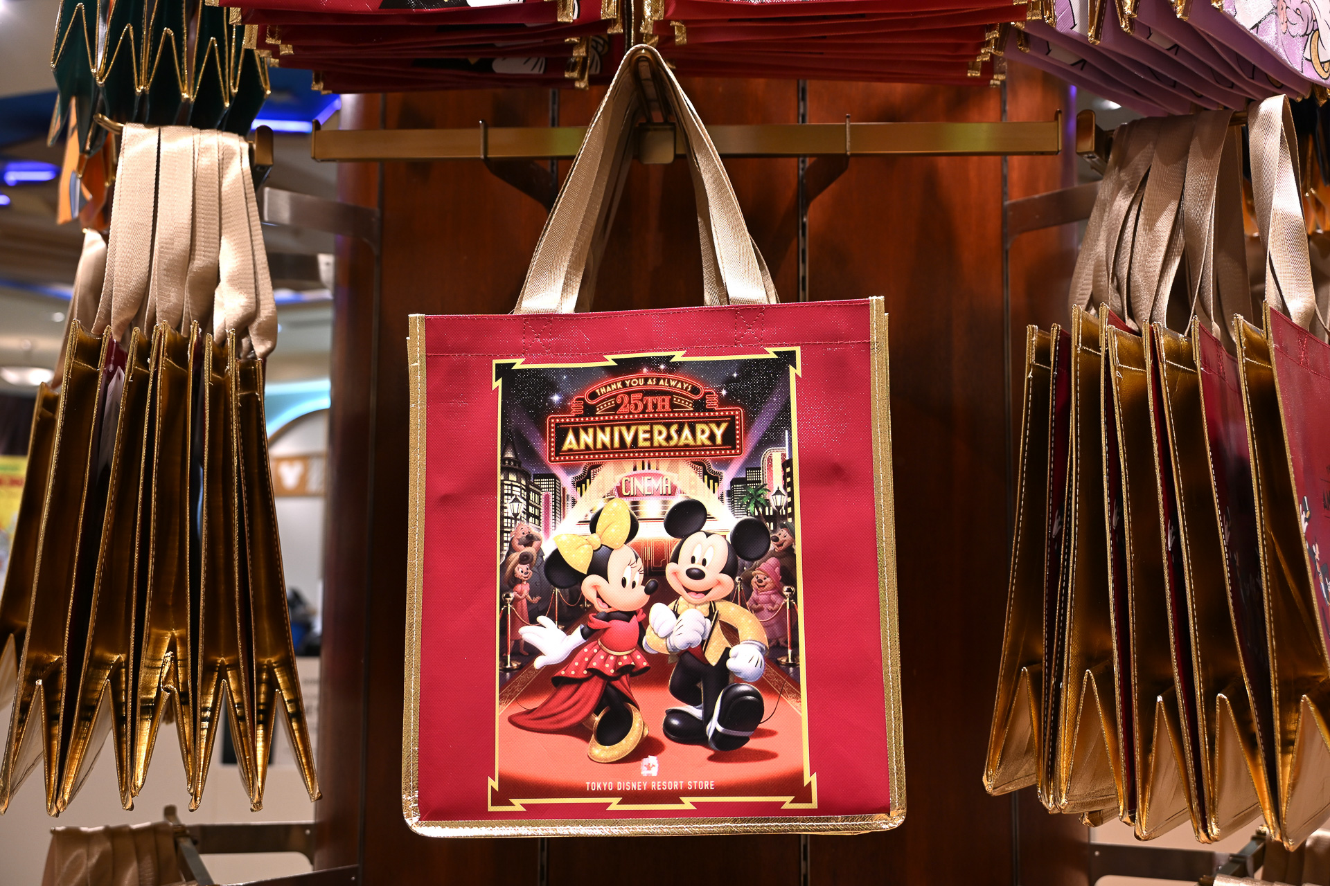 「ショッピング・エコバッグ」（各700円）ほか、店舗限定のショッパーも豊富