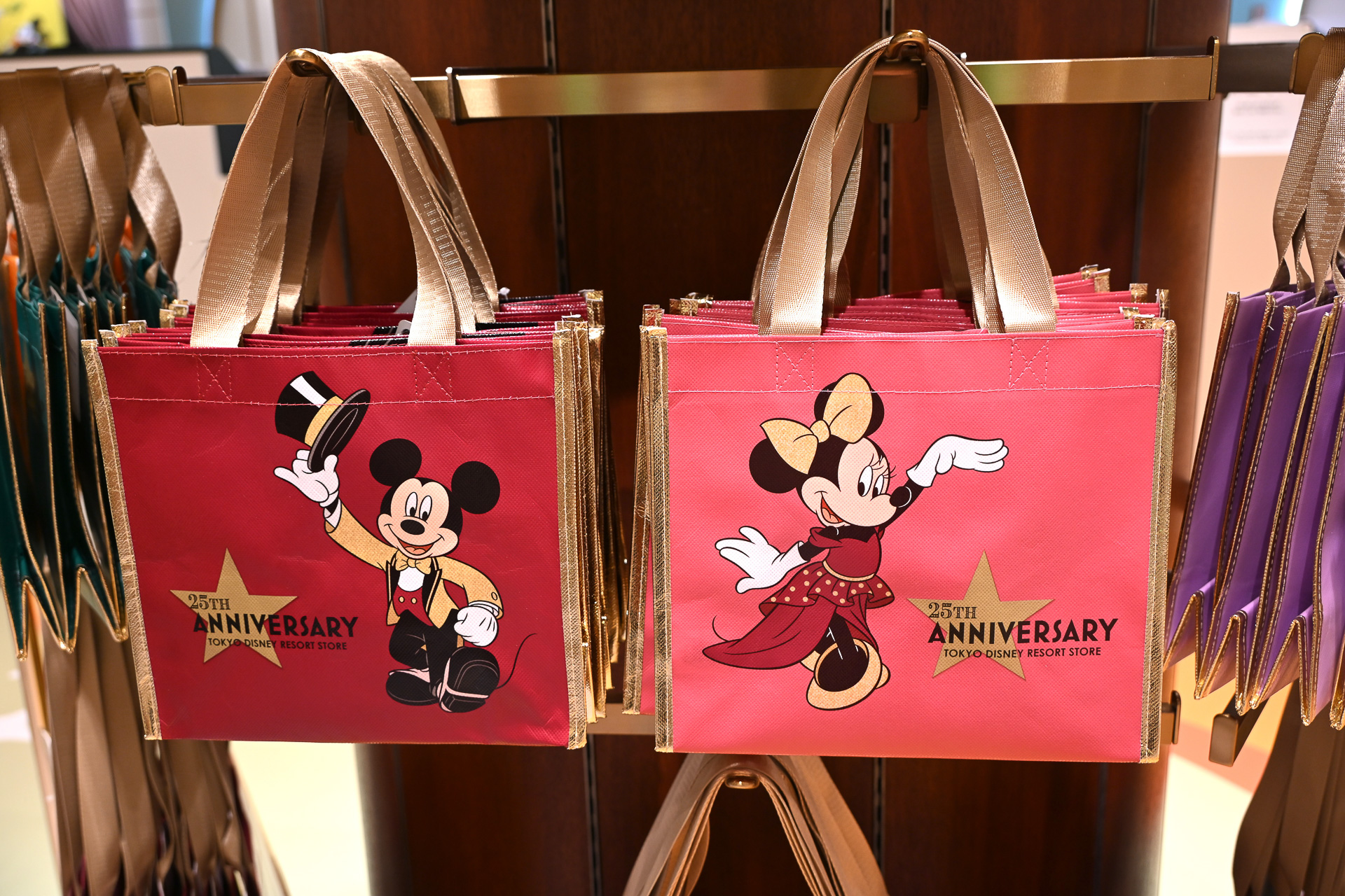 「ショッピング・エコバッグ」（各700円）ほか、店舗限定のショッパーも豊富