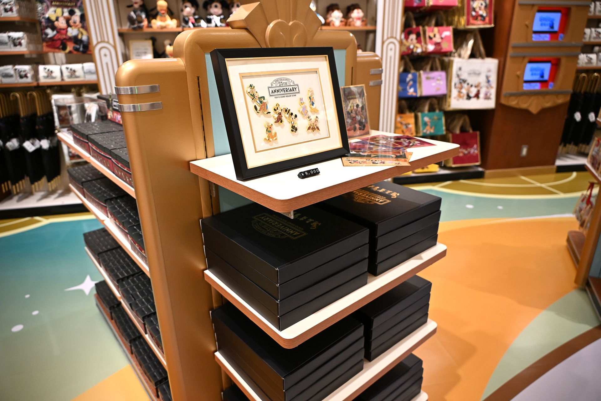 「ピンバッジセット」（9000円）もお勧めとのこと