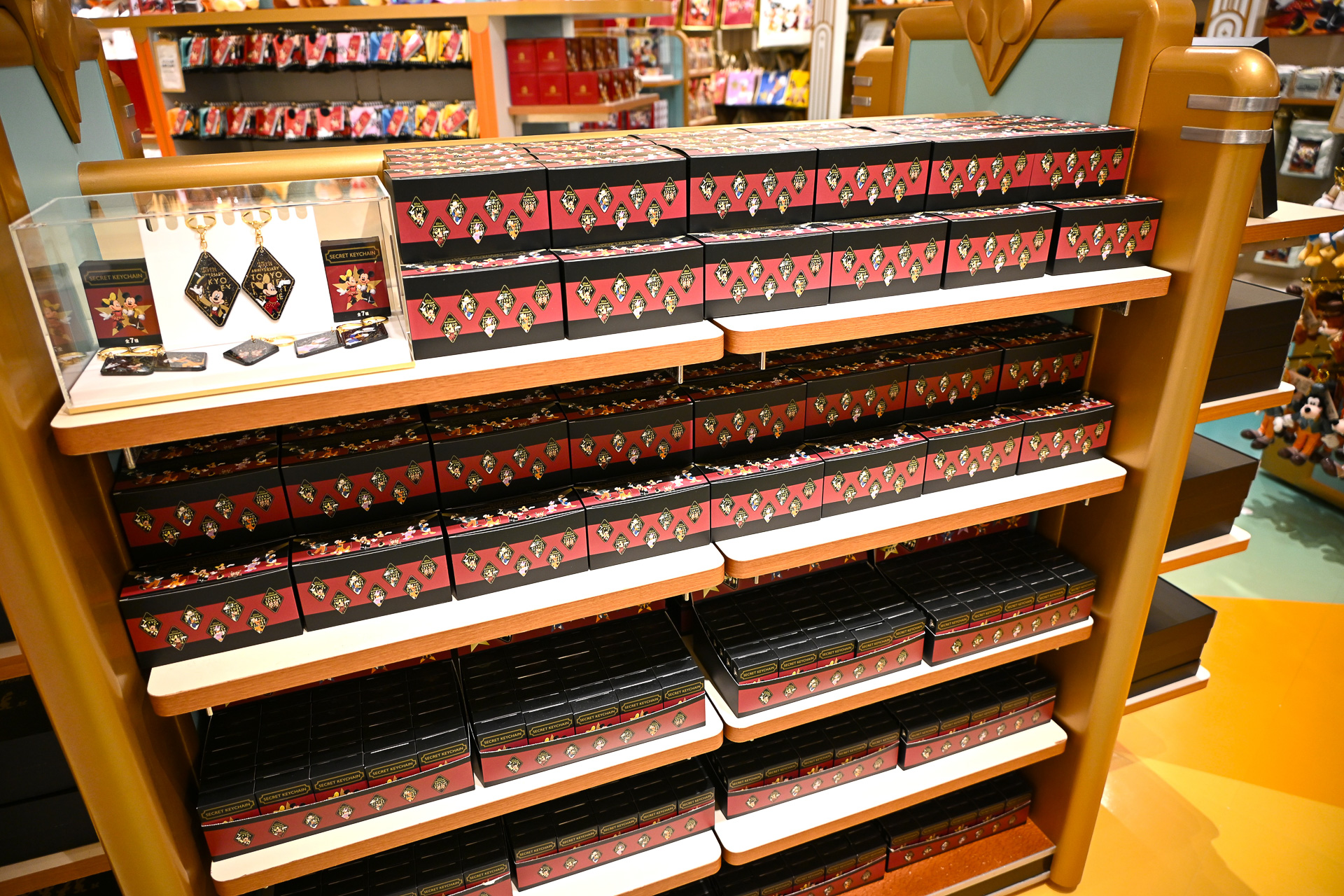 「シークレットキーホルダー」（1箱 4900円）