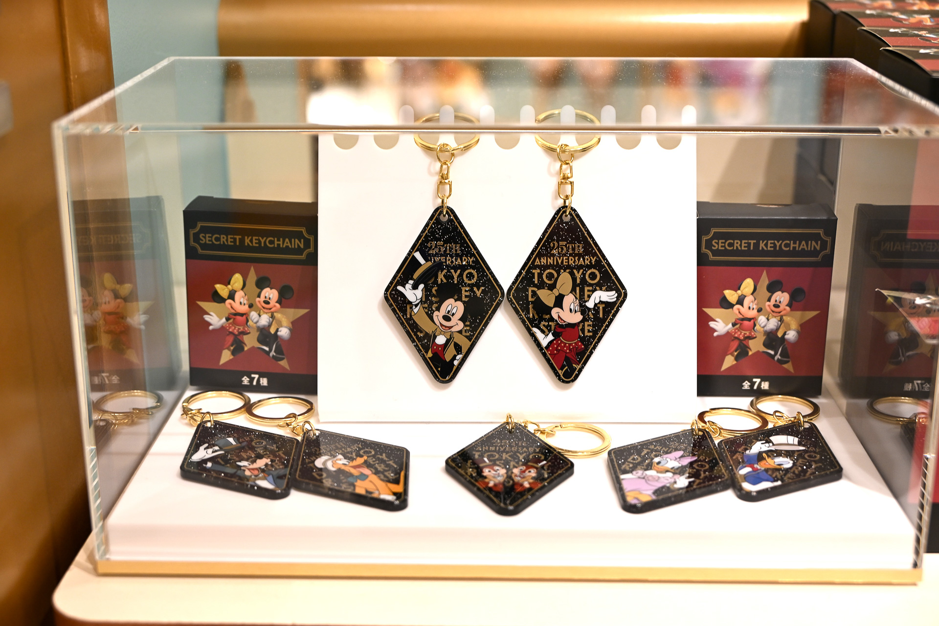 「シークレットキーホルダー」（1箱 4900円）