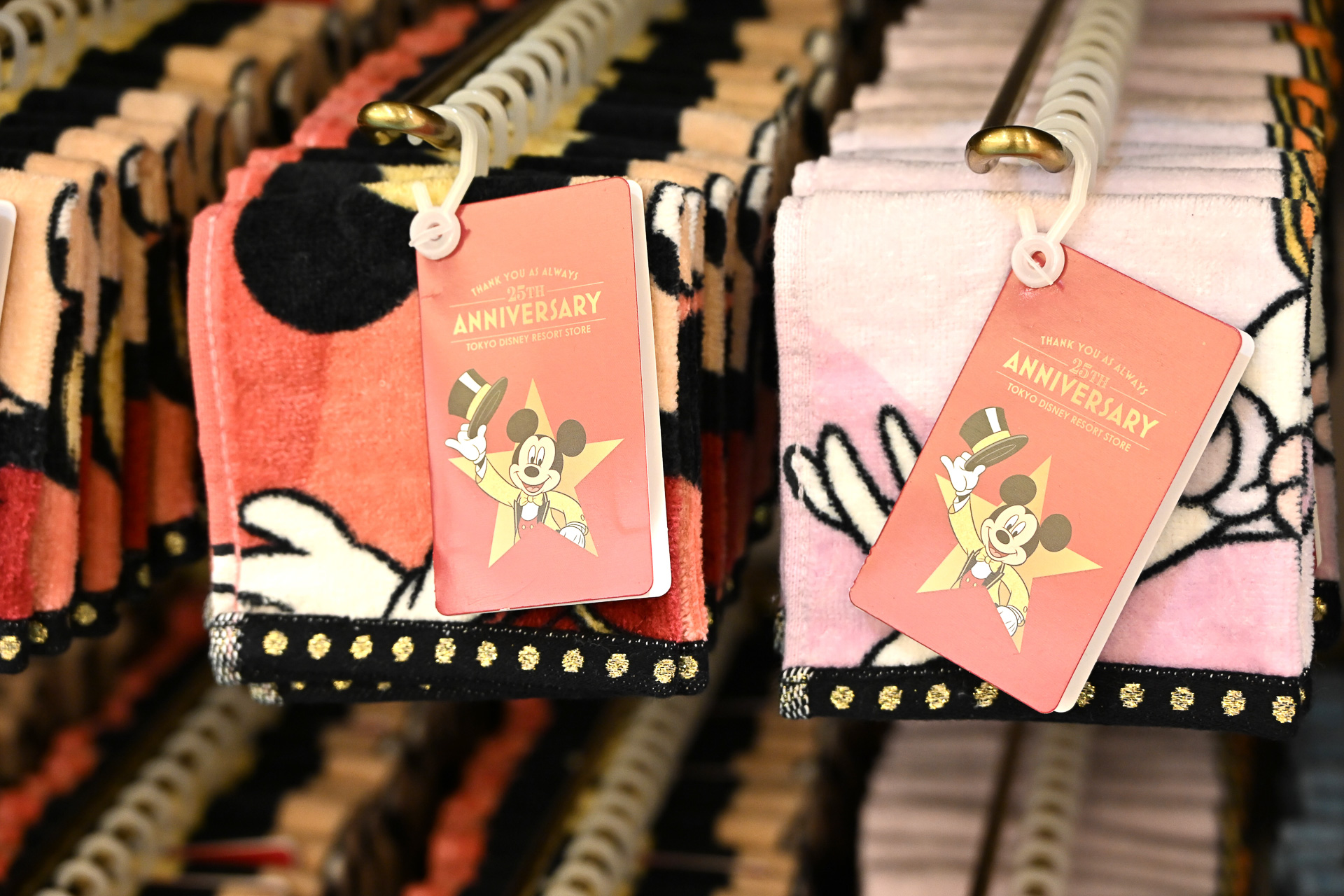 推しデザインを自分で選べる「ミニタオル」（各900円）