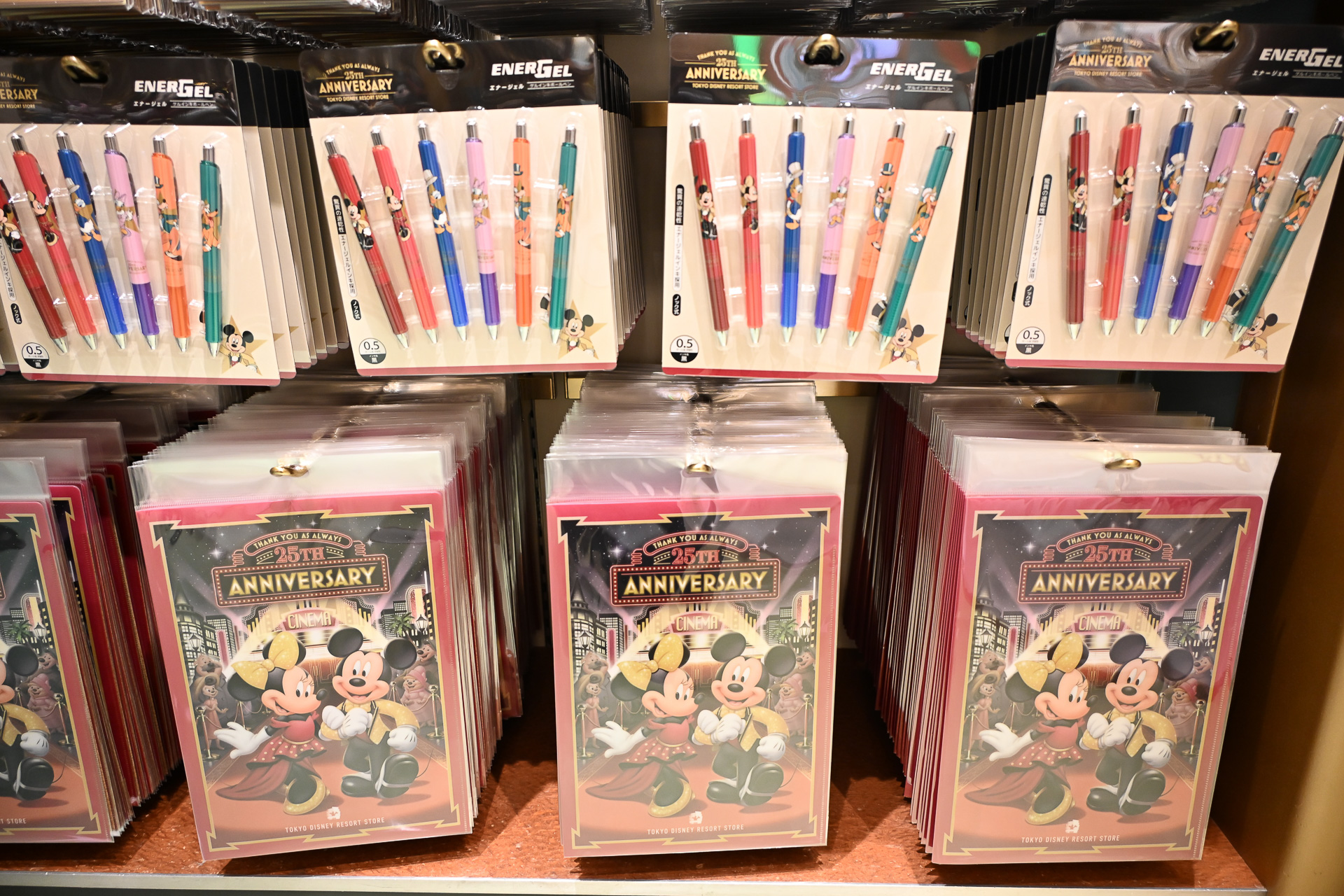 「エナージェル 0.5 ゲルインキボールペンセット」（1900円）、「クリアファイル2ポケット」（650円）