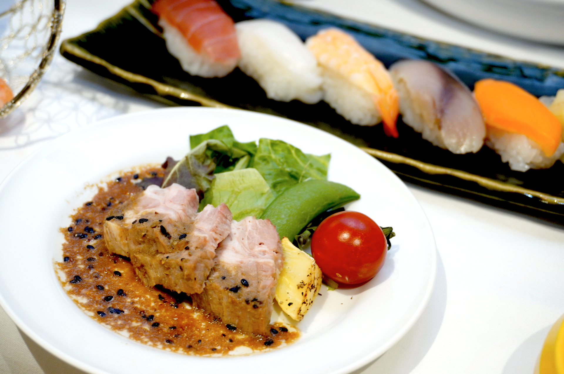 ライブキッチンでは、群馬県産豚の炙りロースト、握り寿司、天ぷらなどを作りたてで提供