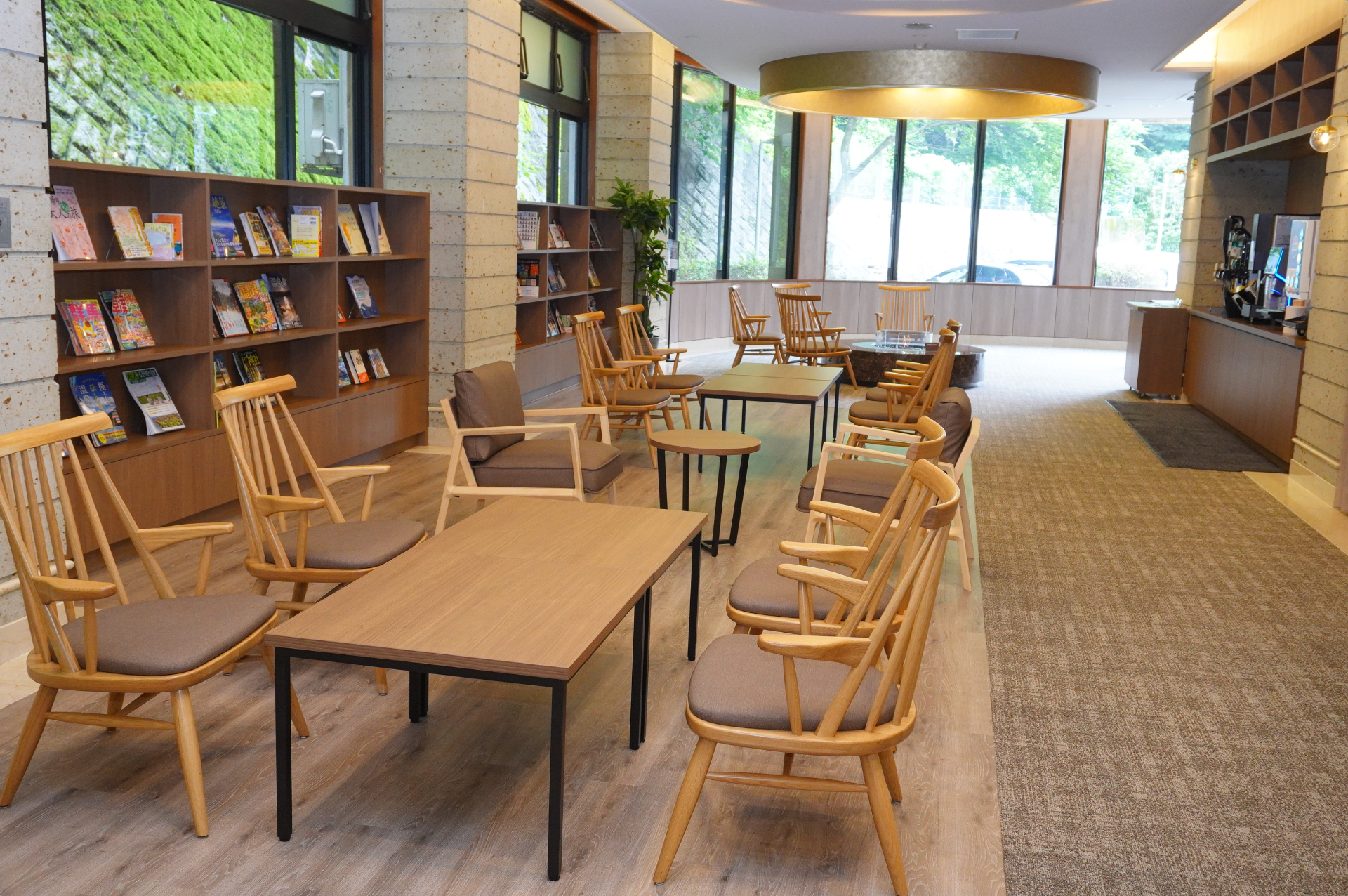 大江戸温泉物語Premiumシリーズの特徴である「プレミアムラウンジ」が新たに備わった。アルコールを含む多彩なドリンクが飲み放題