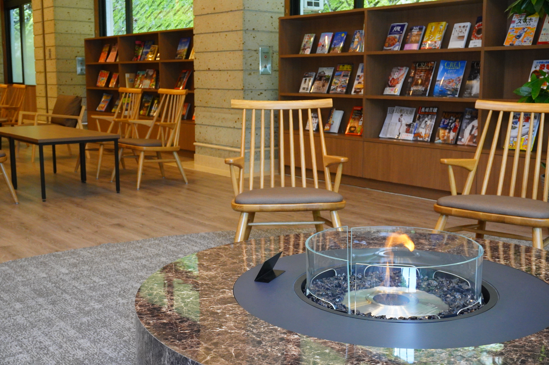 大江戸温泉物語Premiumシリーズの特徴である「プレミアムラウンジ」が新たに備わった。アルコールを含む多彩なドリンクが飲み放題