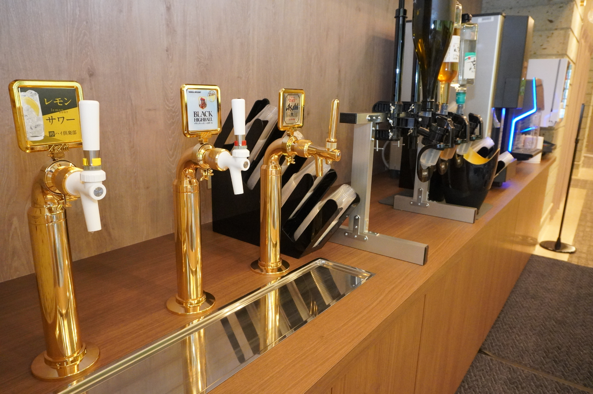 大江戸温泉物語Premiumシリーズの特徴である「プレミアムラウンジ」が新たに備わった。アルコールを含む多彩なドリンクが飲み放題