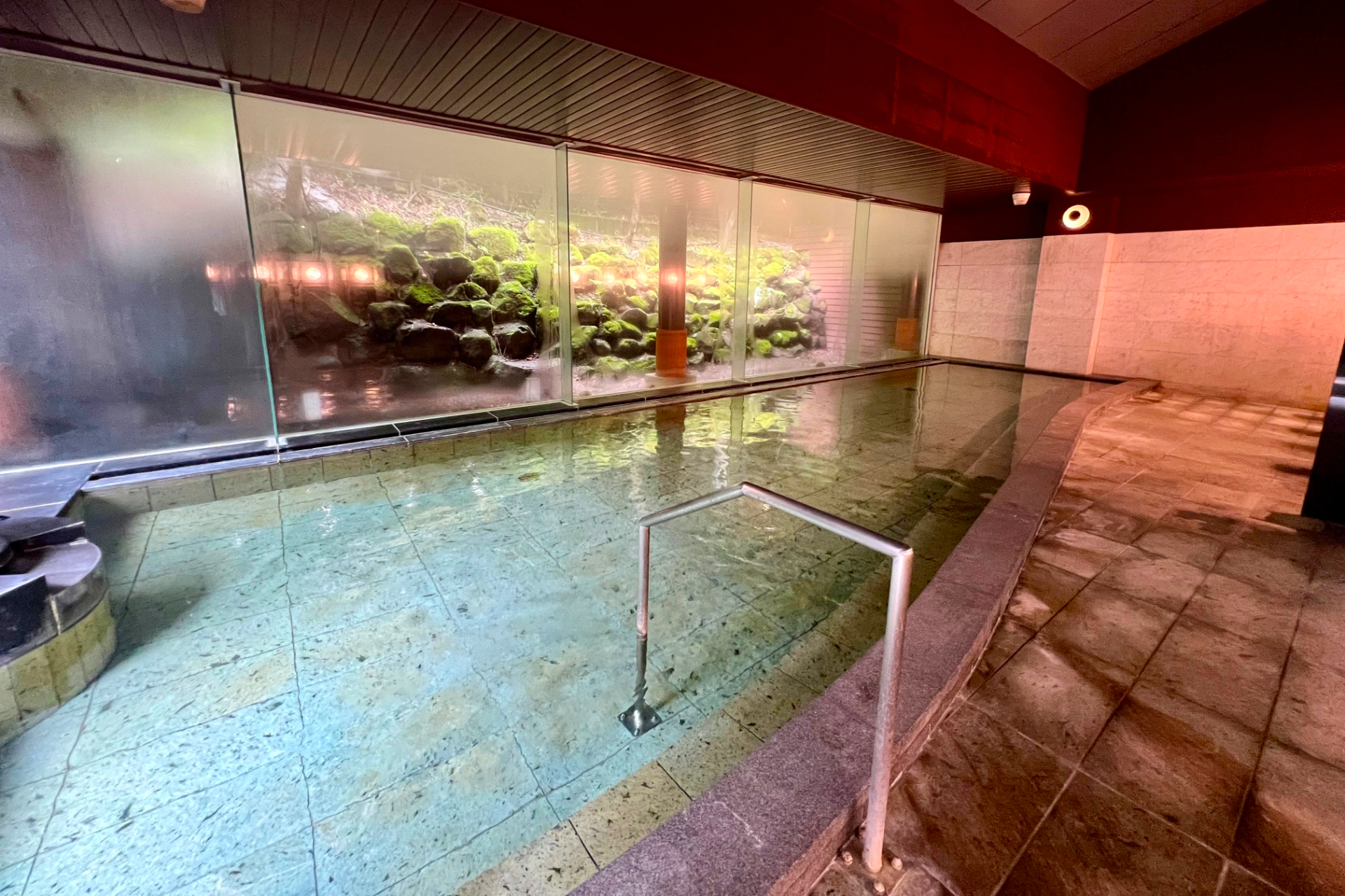 伊香保の源泉「白銀の湯」は内湯で、もうひとつの源泉「黄金の湯」は露天風呂で楽しめる