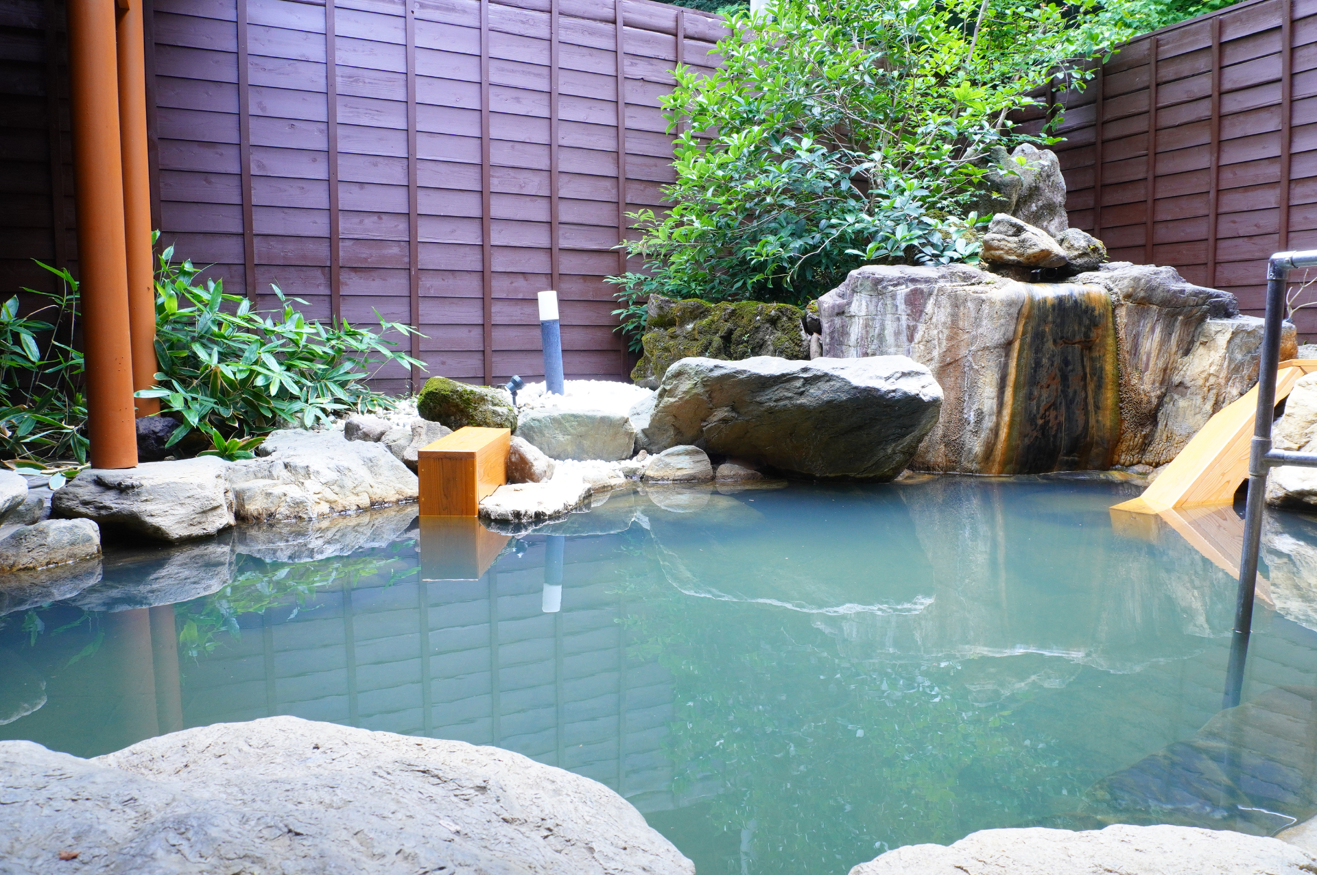 伊香保の源泉「白銀の湯」は内湯で、もうひとつの源泉「黄金の湯」は露天風呂で楽しめる