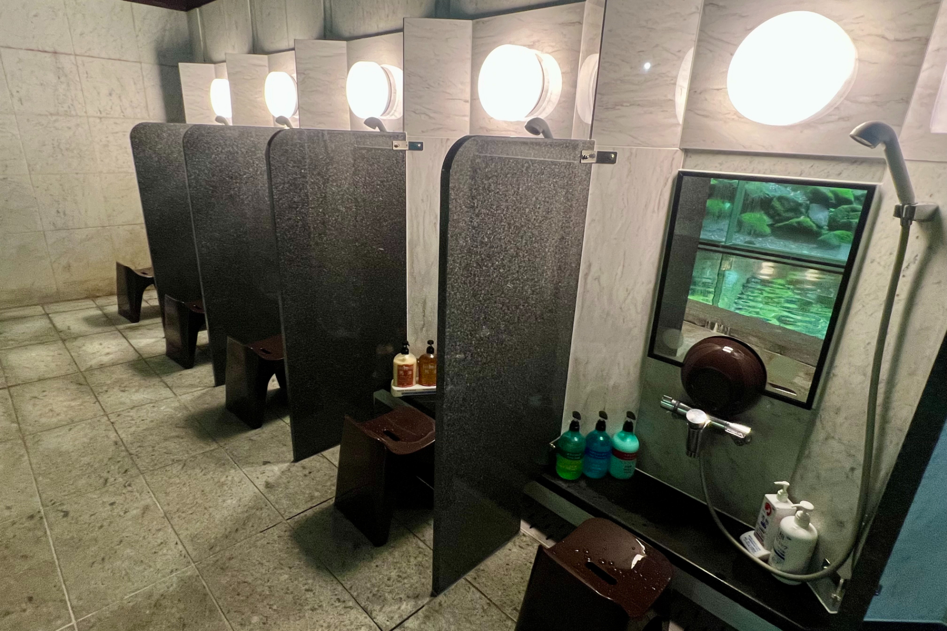 洗い場に仕切りを設け、快適性とプライベート空間を確保