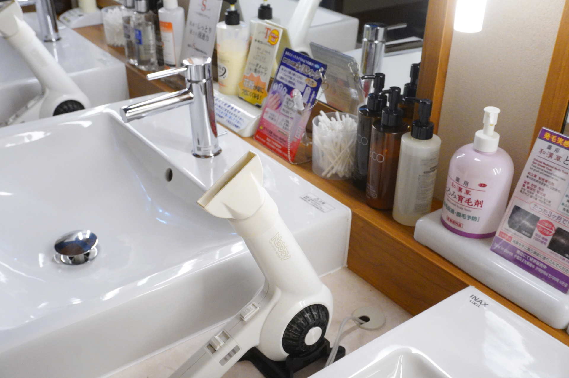 脱衣所には各種アメニティがずらり