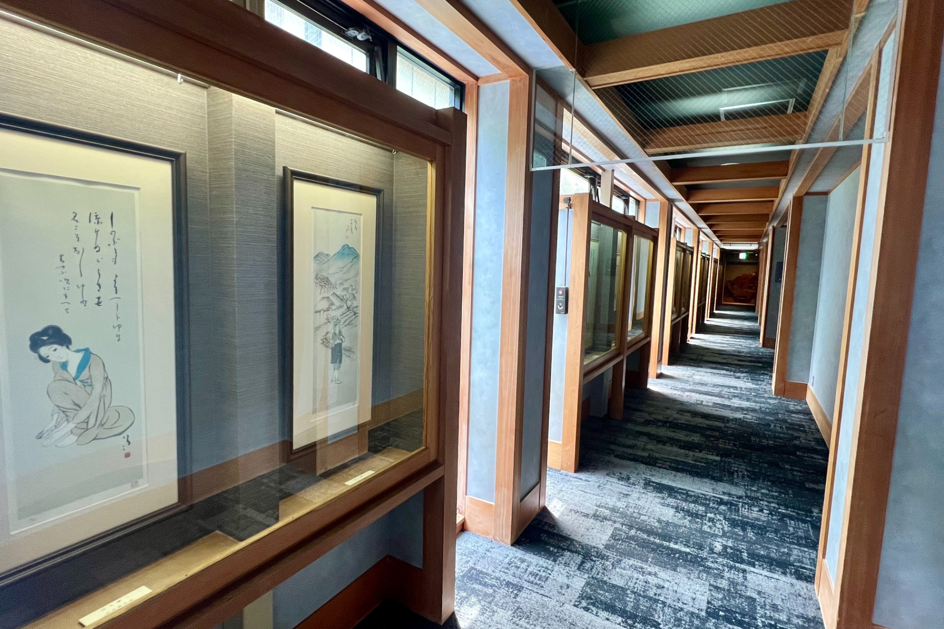 3階の大浴場へ続く長い廊下にはアートギャラリー