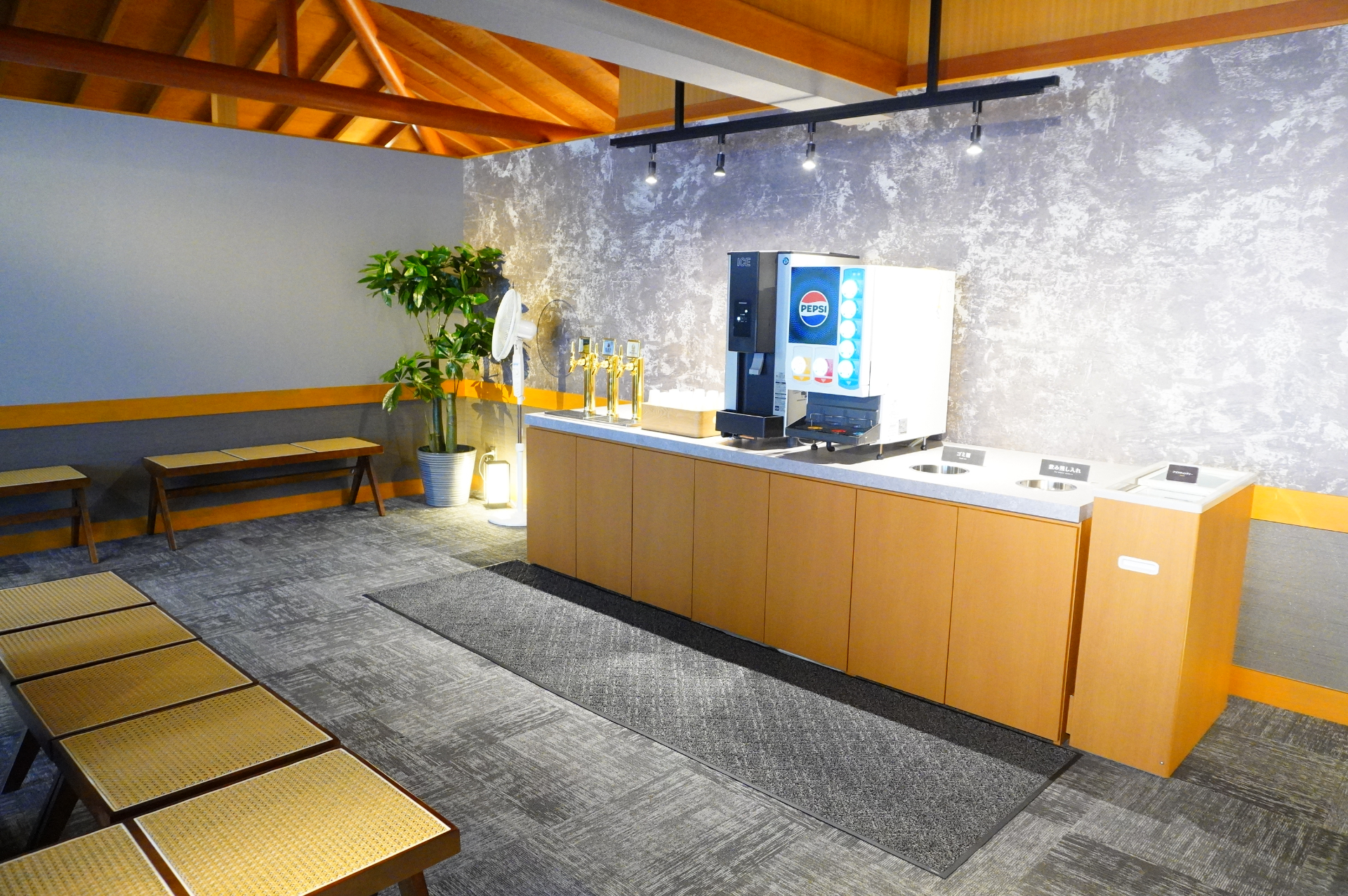 新設した「湯上りラウンジ」は大屋根をイメージした落ち着く空間