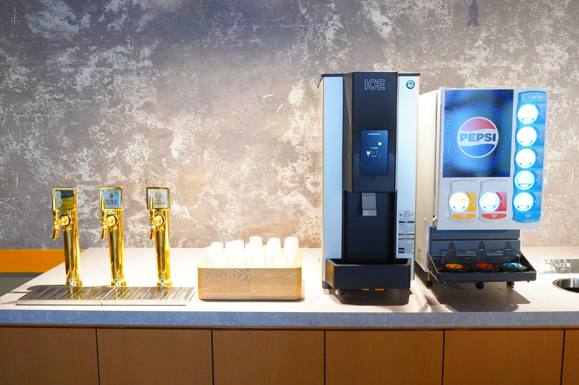 冷えたビールやアイスキャンディーを無料サービス。マッサージチェアもある