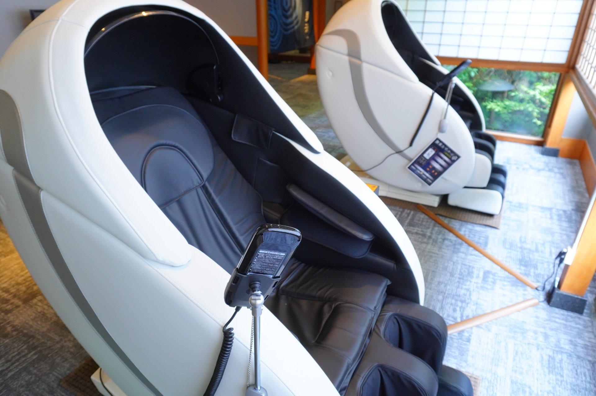 冷えたビールやアイスキャンディーを無料サービス。マッサージチェアもある