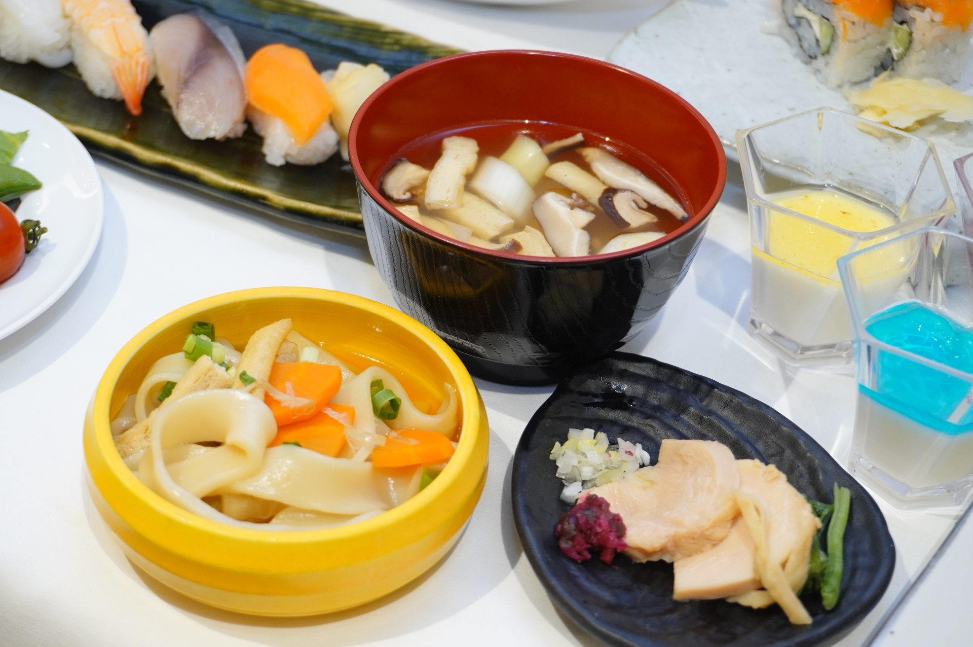 群馬の郷土料理「おっきりこみうどん」「こしね汁」「鳥めし風小鉢」など