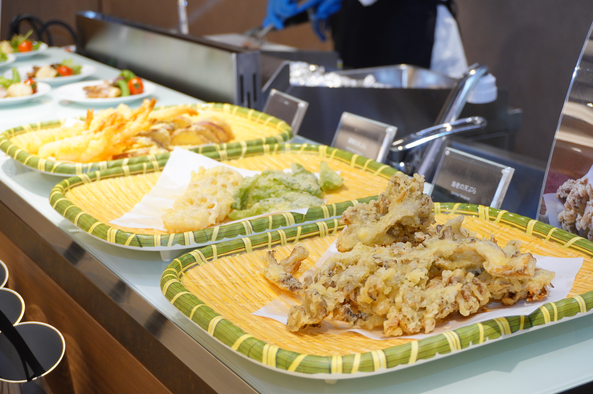 ライブキッチンでは、群馬県産豚の炙りロースト、握り寿司、天ぷらなどを作りたてで提供