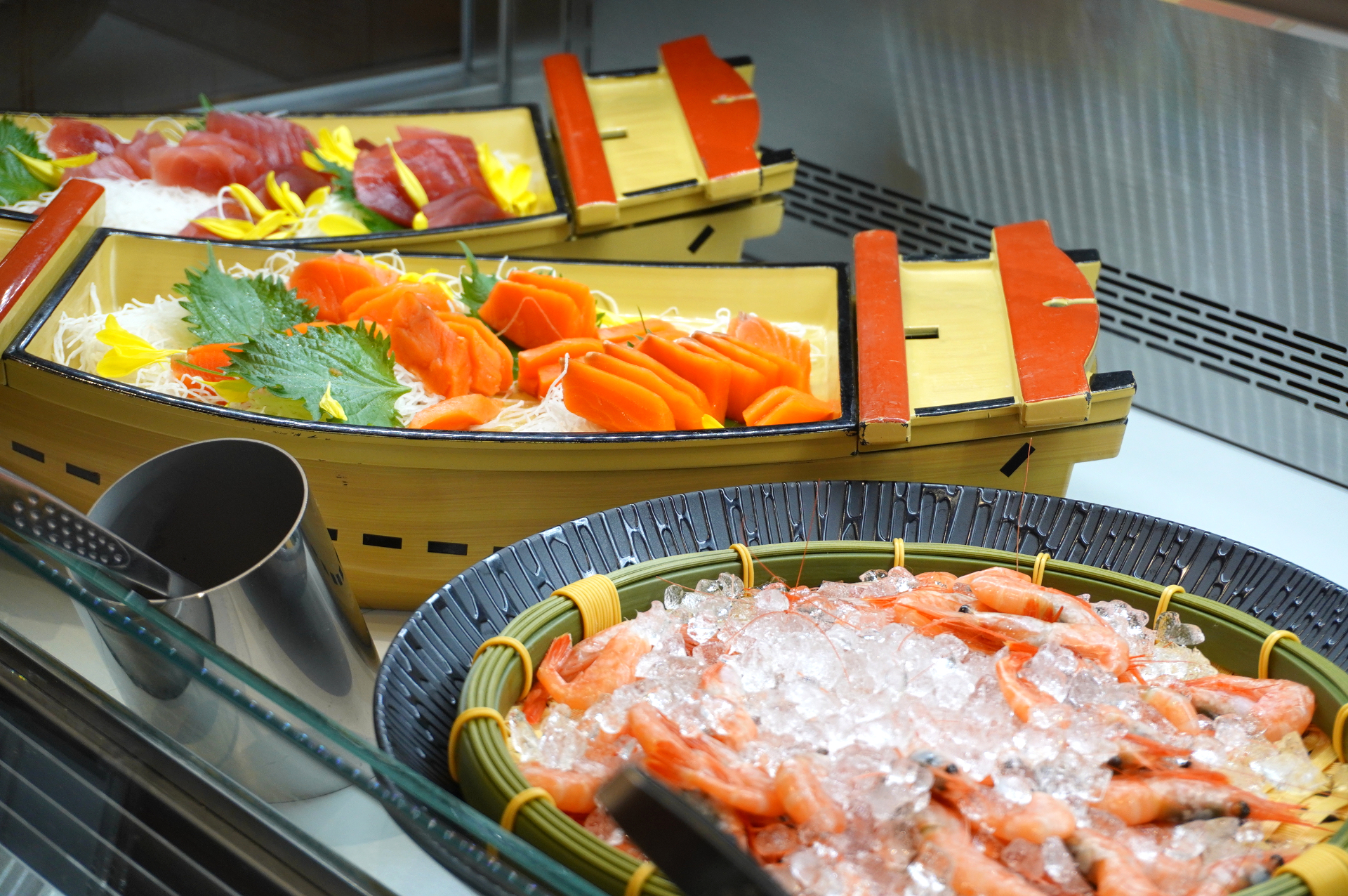 マグロやサーモン、甘えびなどのお刺身。夏限定「シーフードサラダ」も