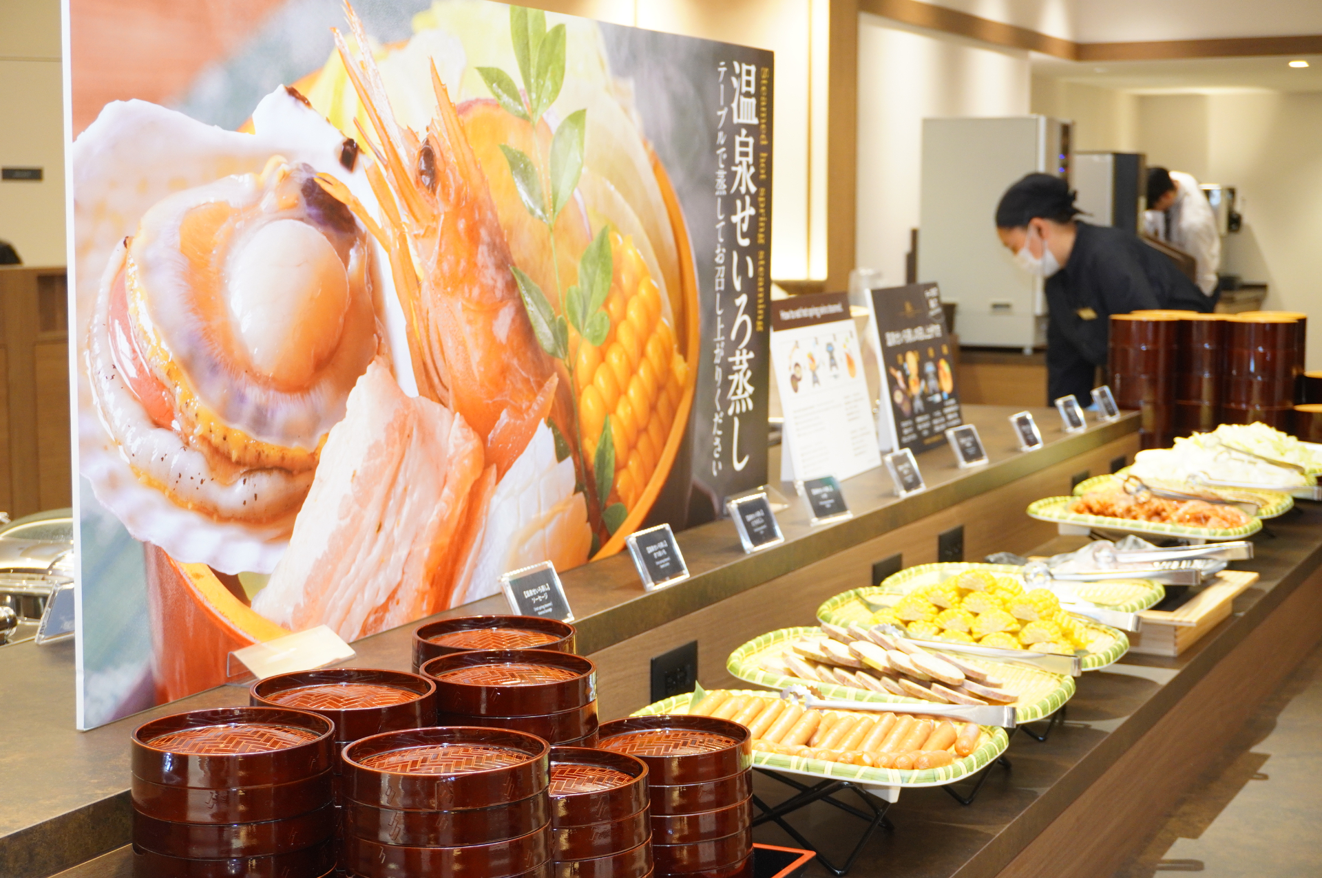 海鮮や野菜、豚肉の「温泉せいろ蒸し」もセルフでいただく