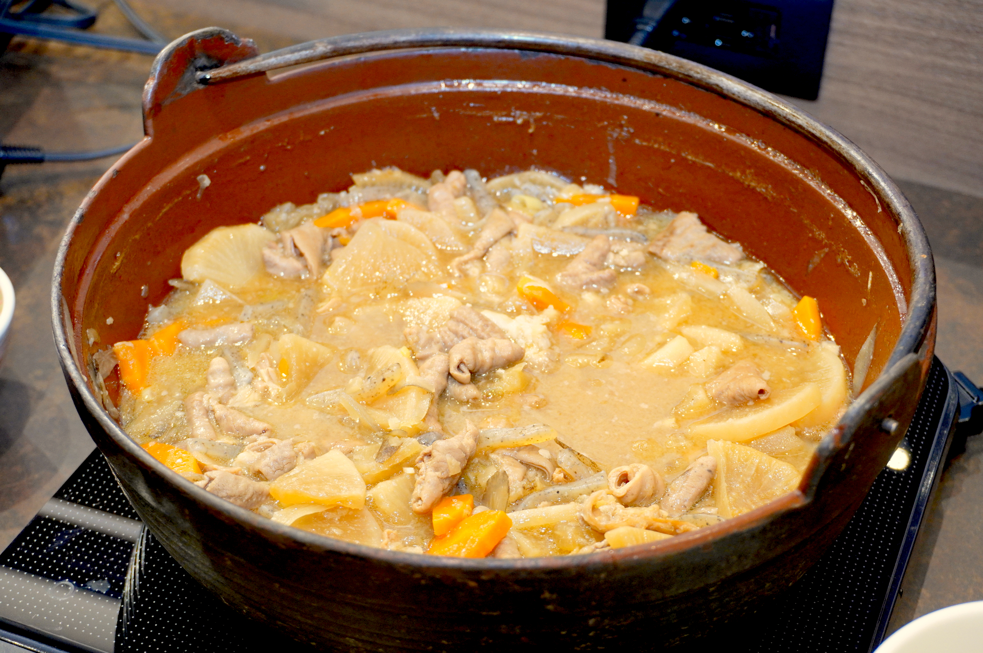 こんにゃくやもつをじっくり煮込んだ大江戸温泉特製「豚もつ煮込み」