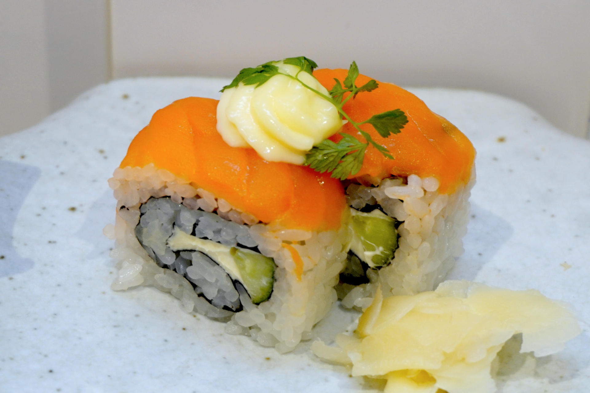 夏限定「サーモンのカリフォルニアロール寿司」