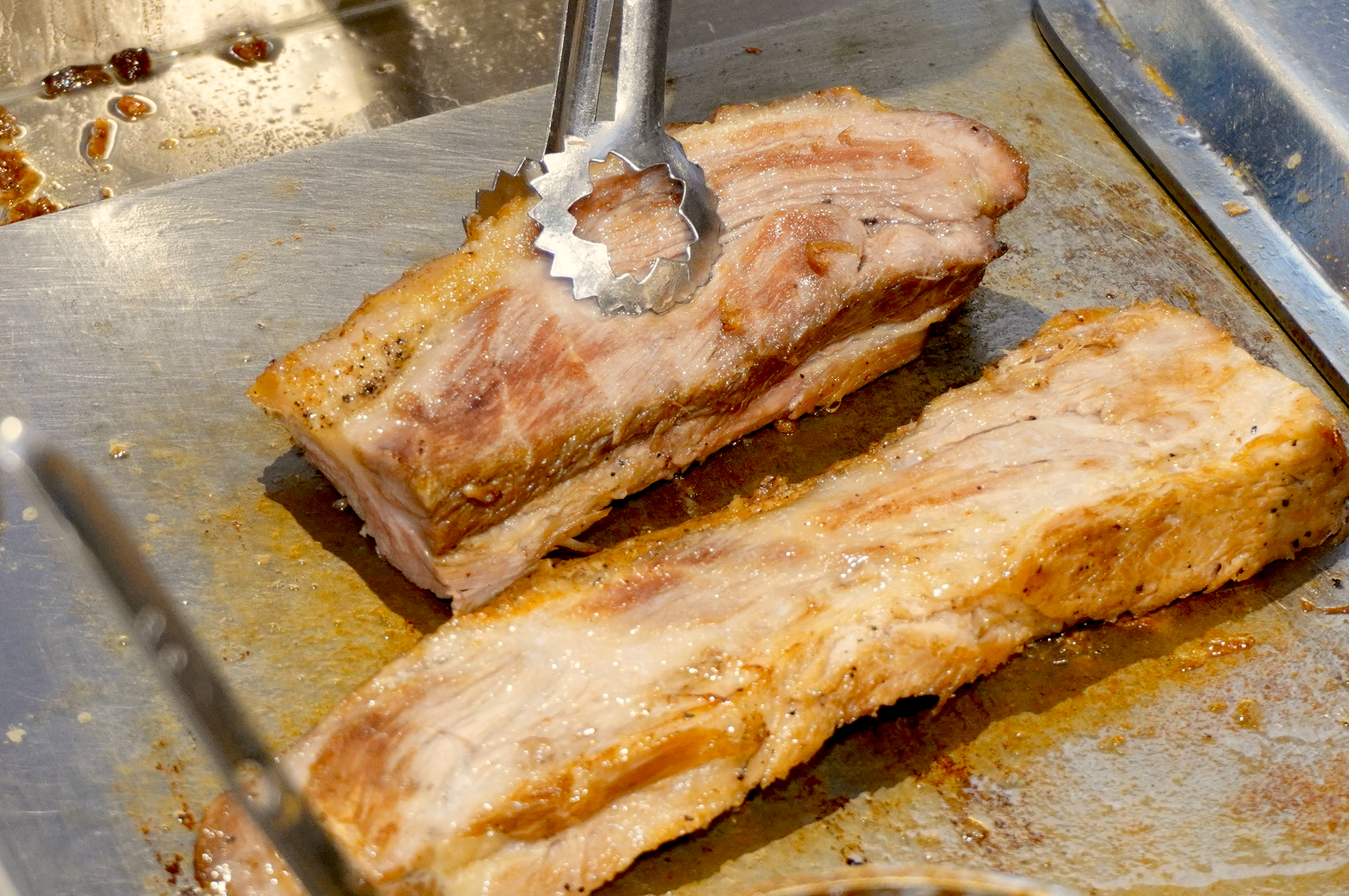 一番のオススメはライブキッチンで焼き上げる「群馬県産豚の炙りロースト」。豚肉グルメが豊富な群馬ならではのメニューで、旨みと甘みのあるお肉にスパイスソースがマッチ
