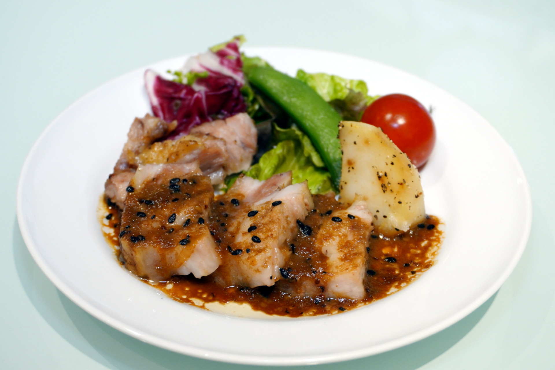 一番のオススメはライブキッチンで焼き上げる「群馬県産豚の炙りロースト」。豚肉グルメが豊富な群馬ならではのメニューで、旨みと甘みのあるお肉にスパイスソースがマッチ