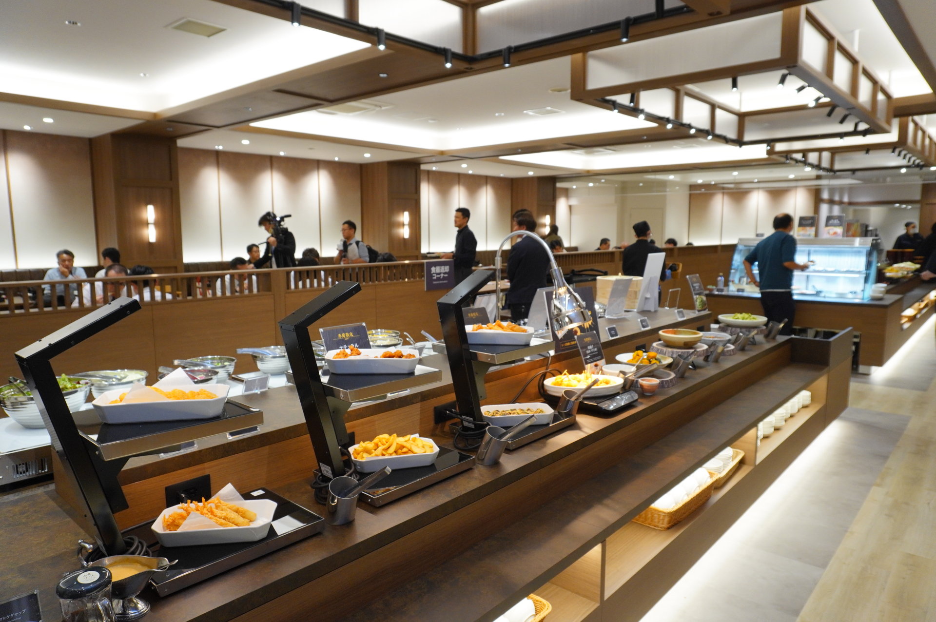 フロア面積を拡張し、ライブキッチンを新設リニューアルしたレストラン「風雅」