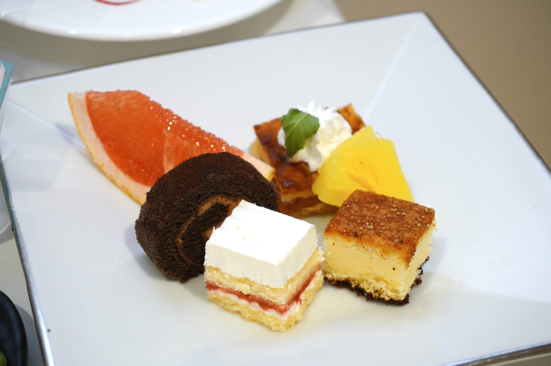 フルーツやケーキ、杏仁豆腐、わらび餅、ハーゲンダッツアイスクリームといったデザートも豊富